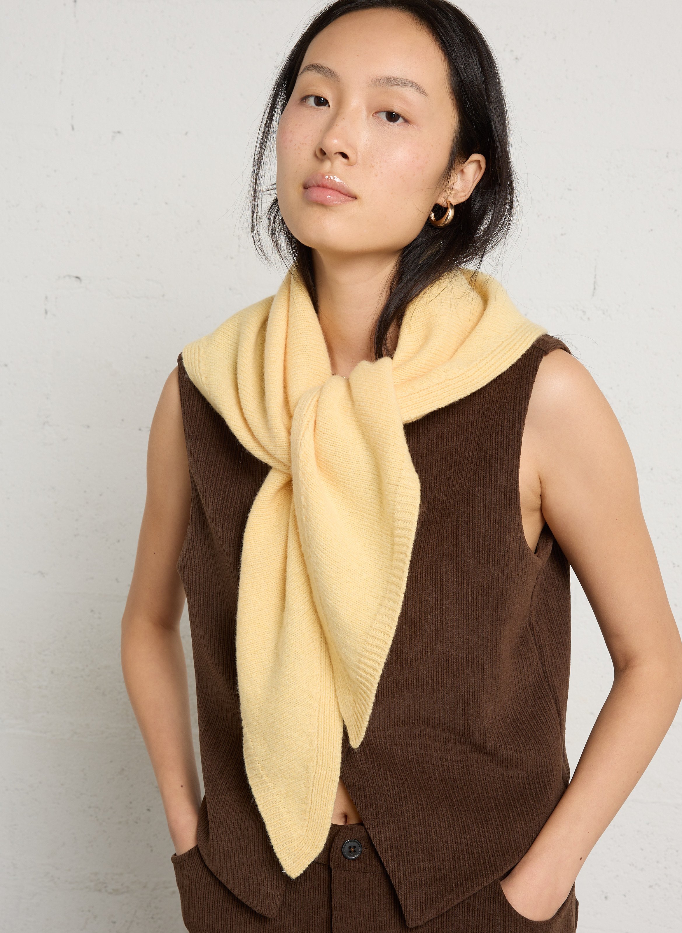 Echarpe triangle en laine et cachemire THE NEW SOCIETY Jaune
