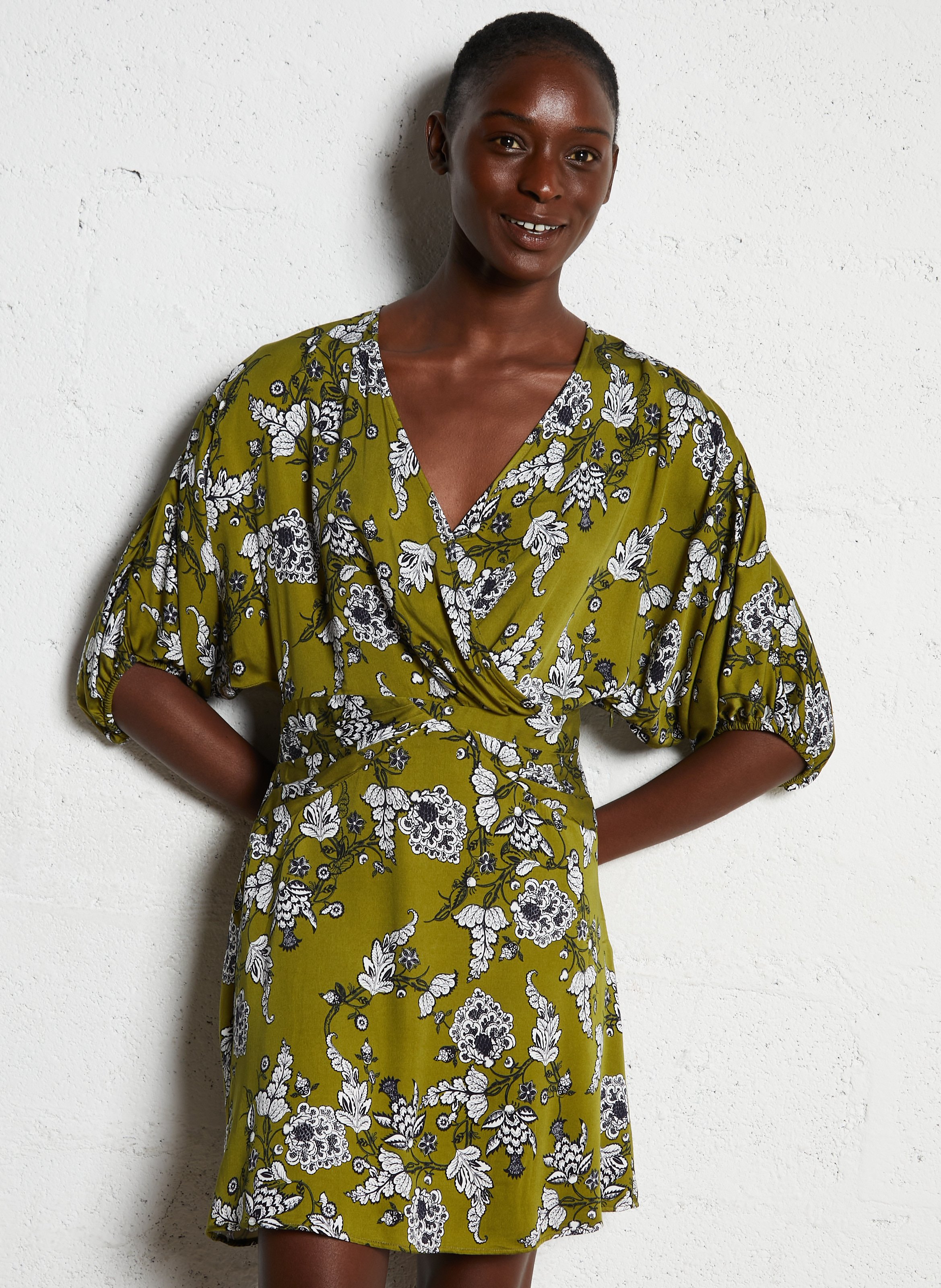 Tailliertes, kurzes Kleid mit V-Ausschnitt IKKS Grun