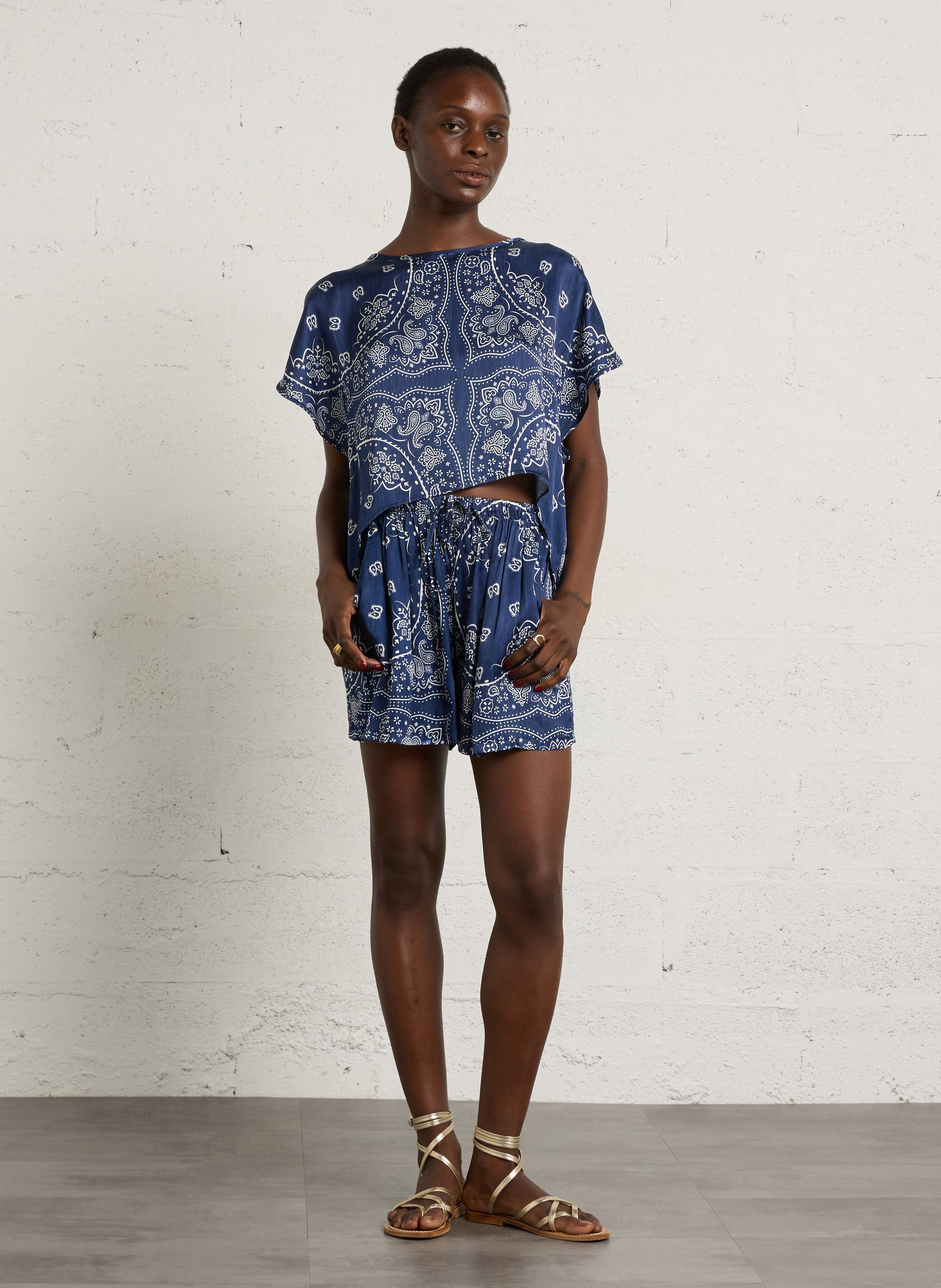 Weich fallende Shorts mit Aufdruck AOKYANOS Blau