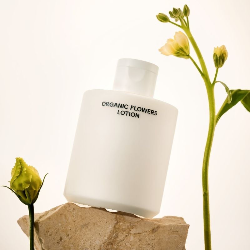 Hydrating and Nourishing Fluid with Fermented Organic Flowers WHAMISA No color