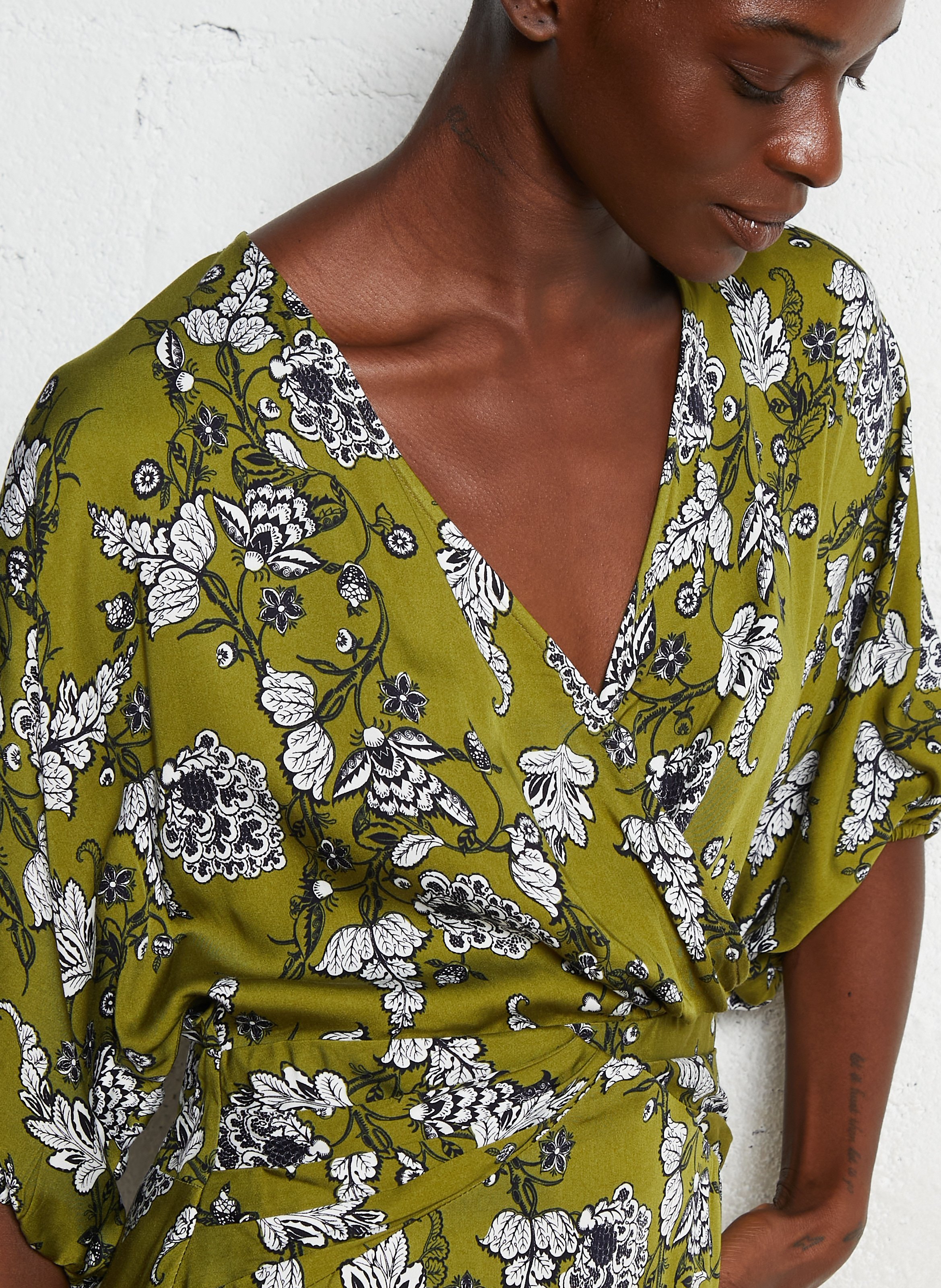 Tailliertes, kurzes Kleid mit V-Ausschnitt IKKS Grun