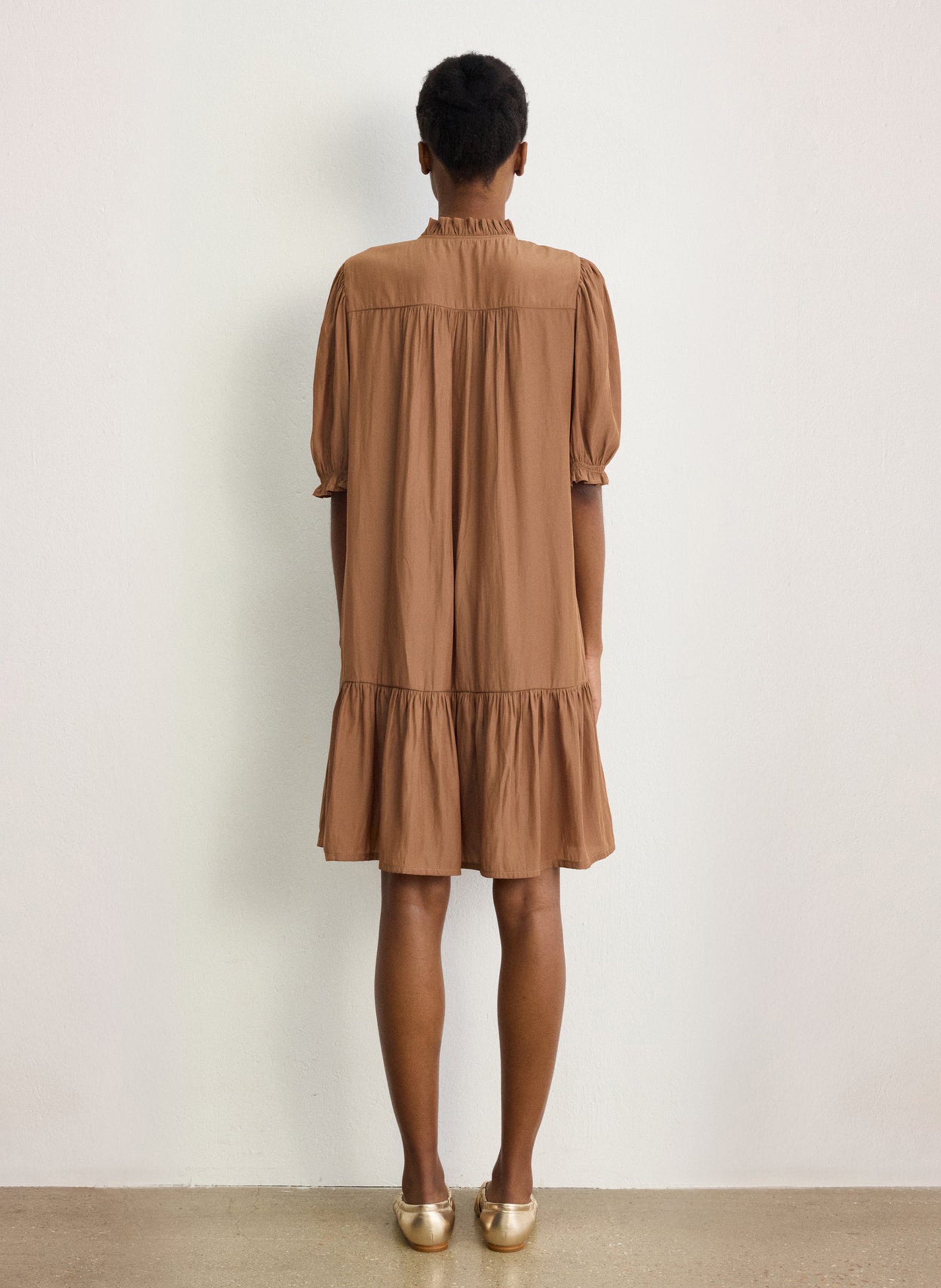 Korte jurk met ronde hals PABLO Bruin