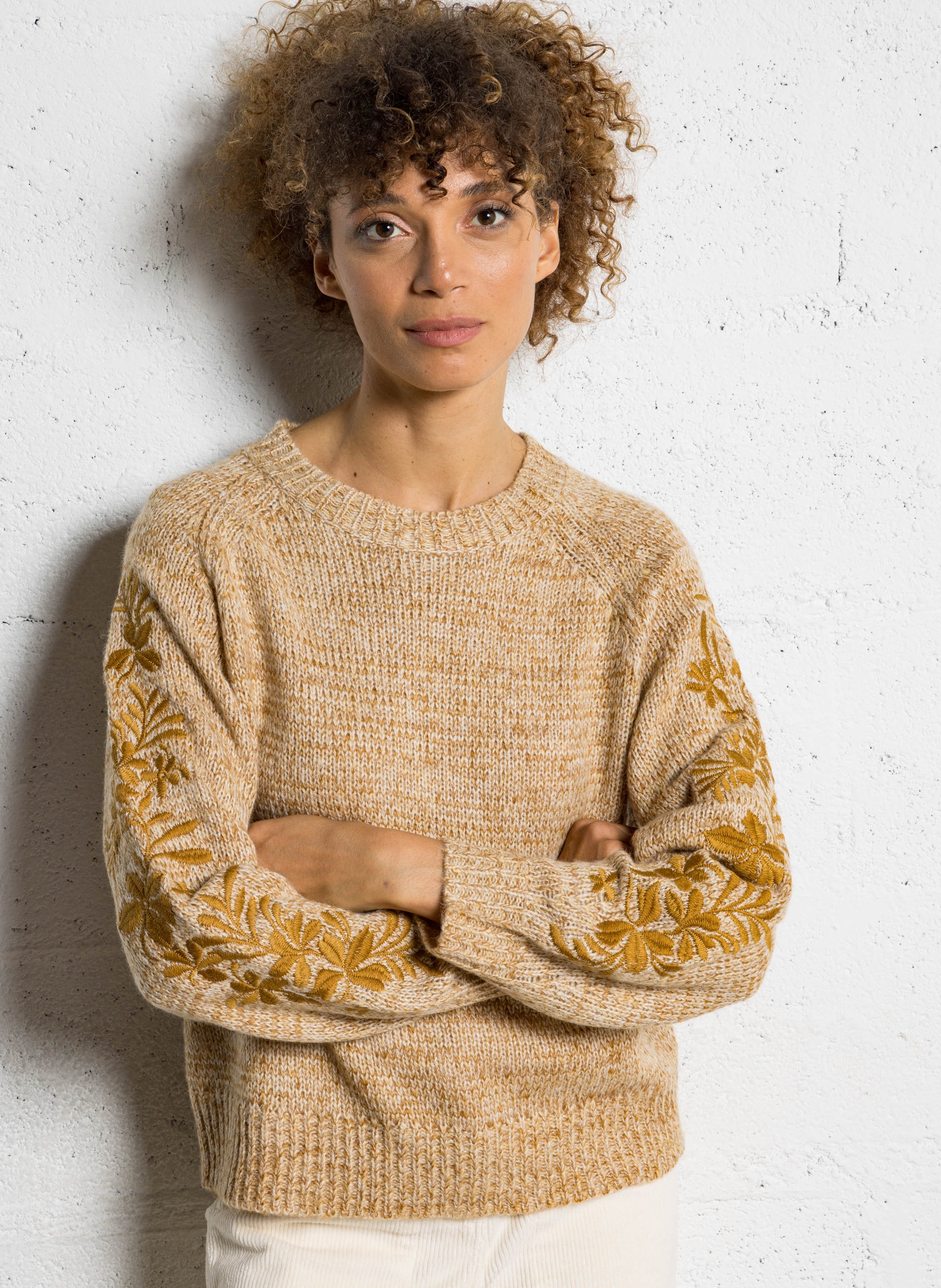 Pull ample col rond brodé en maille chinée LA PETITE ETOILE Beige
