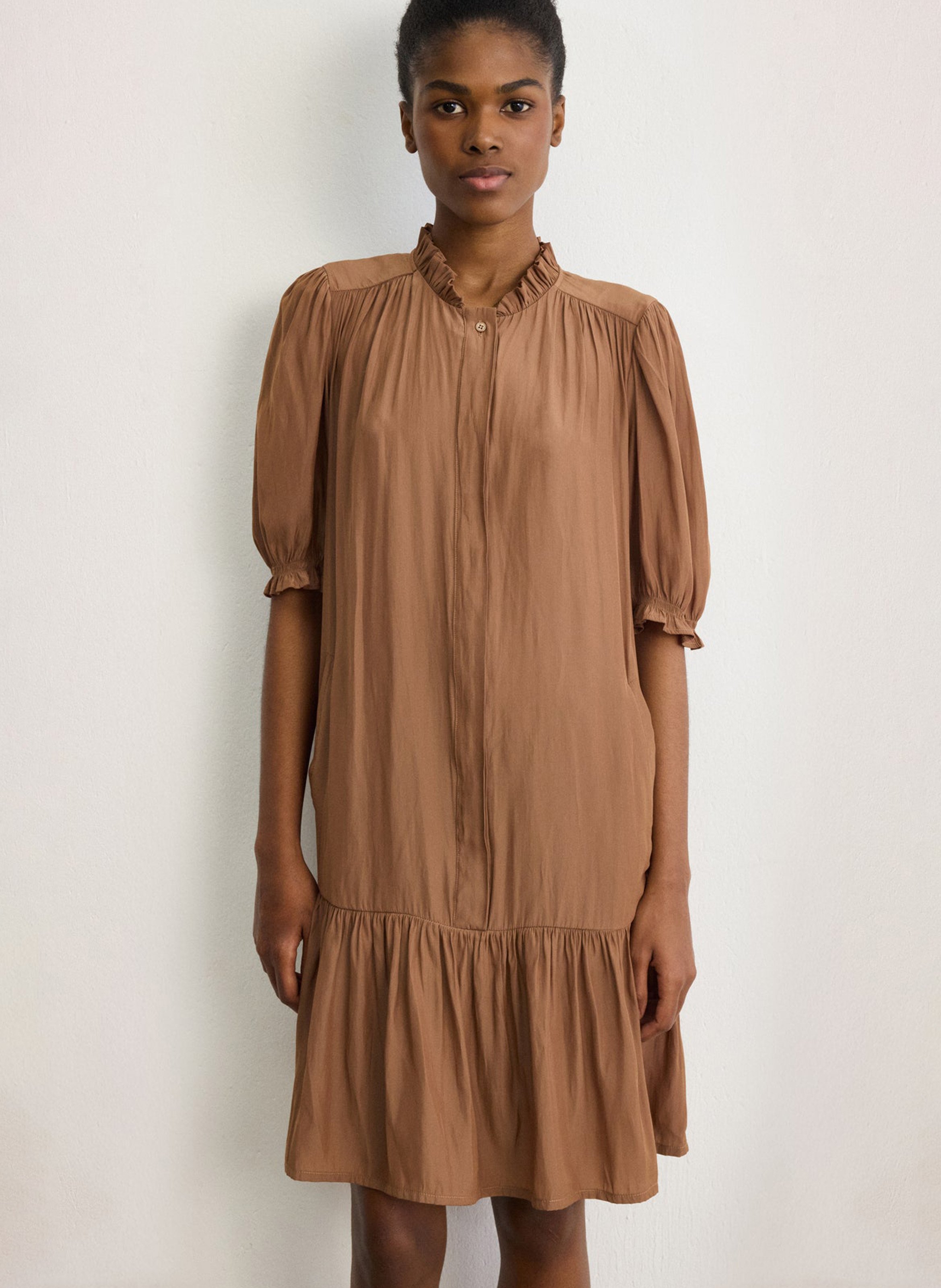 Korte jurk met ronde hals PABLO Bruin