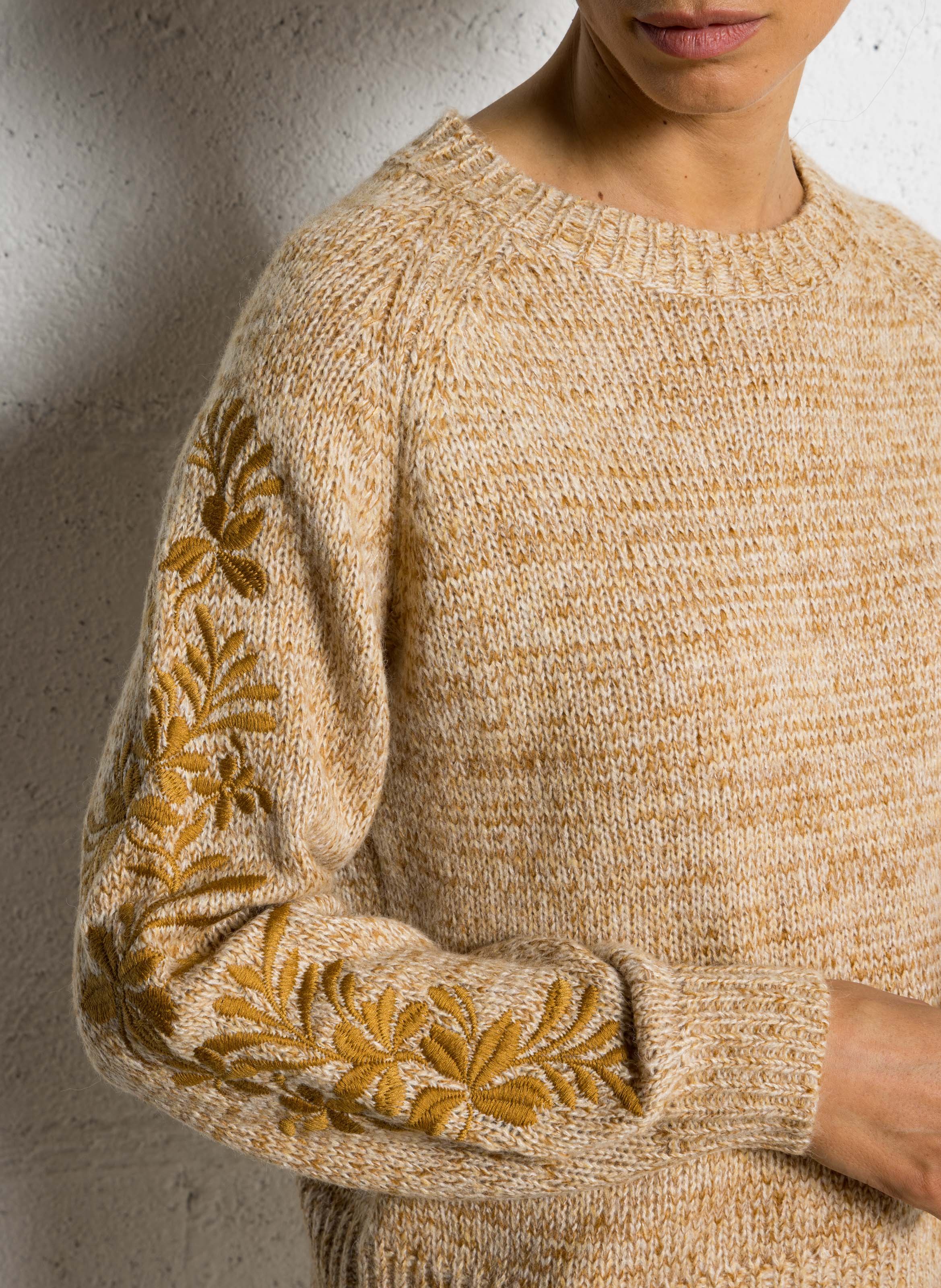 Pull ample col rond brodé en maille chinée LA PETITE ETOILE Beige