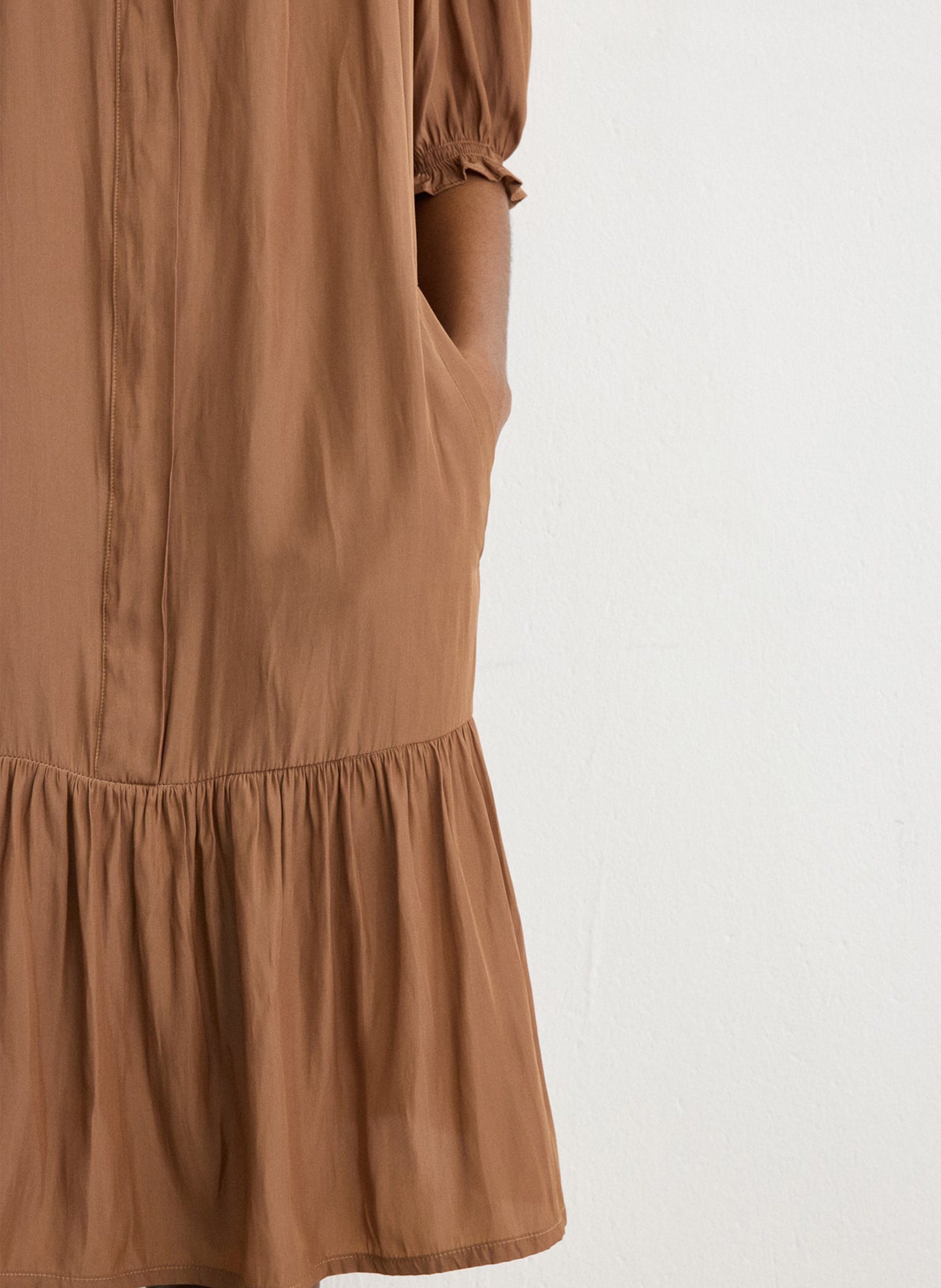 Korte jurk met ronde hals PABLO Bruin
