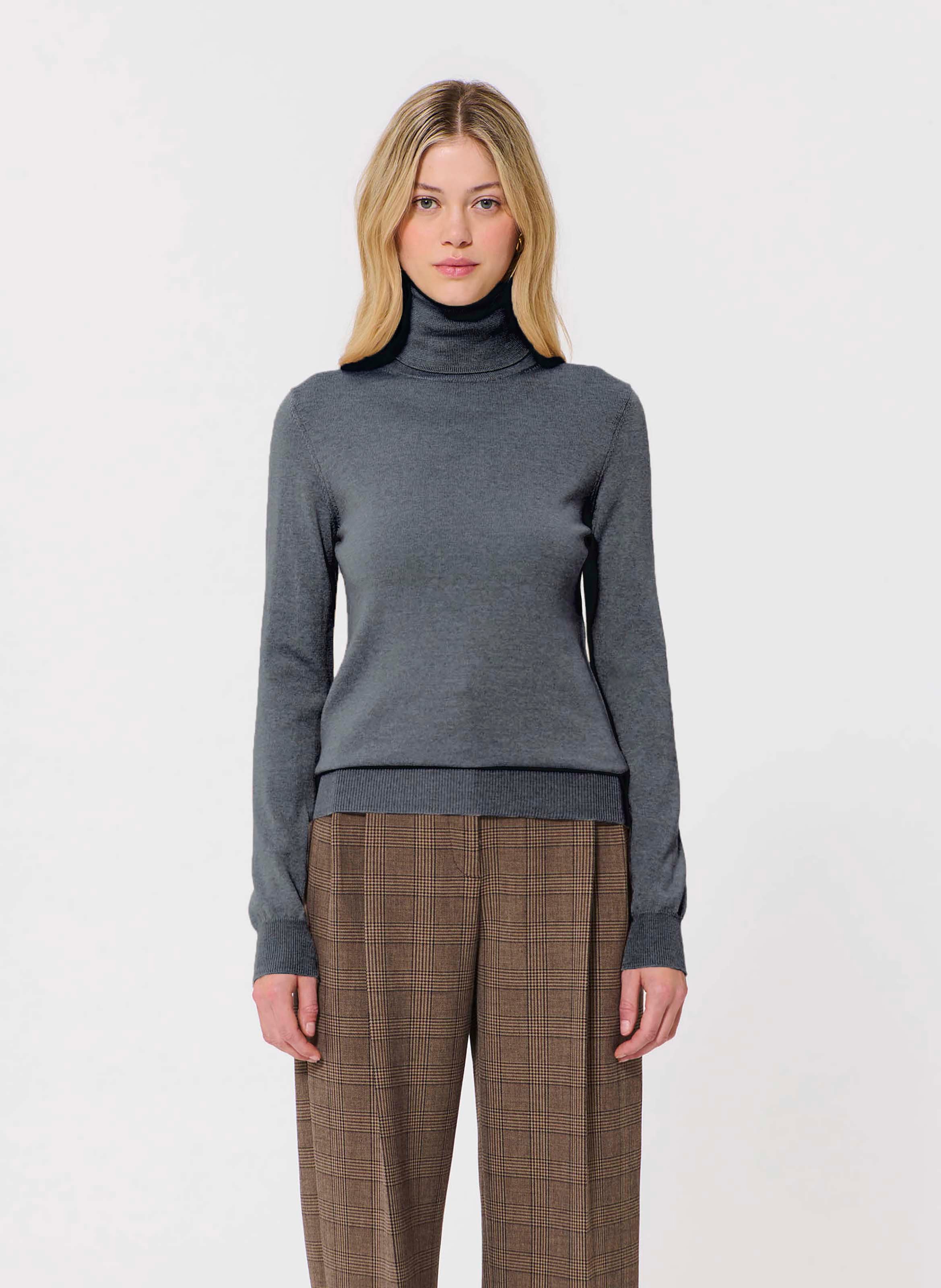 Pull moulant col roulé en laine TARA JARMON