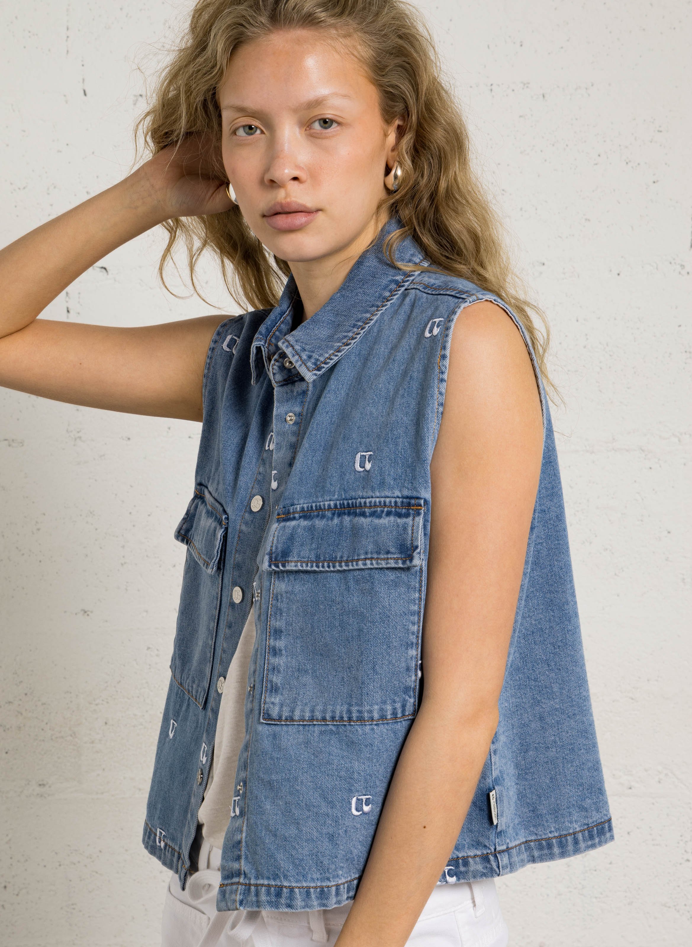 Embroidered sleeveless denim jacket LE TEMPS DES CERISES Blue