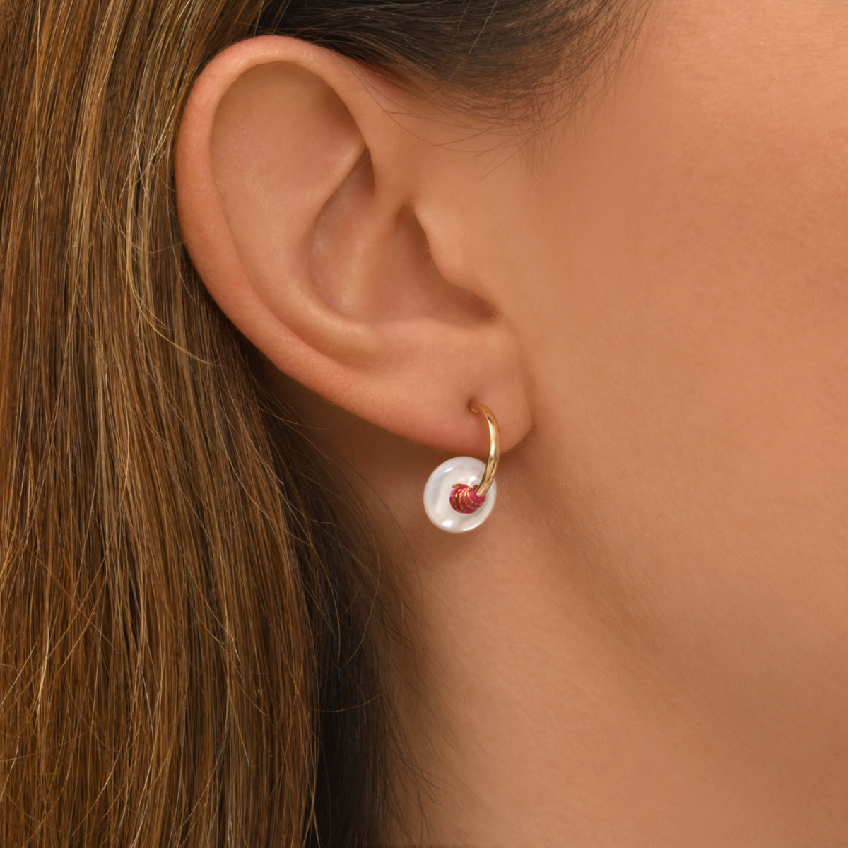 Mini boucles d'oreilles créoles babylone nacre et fils de soie SATELLITE PARIS Blanc