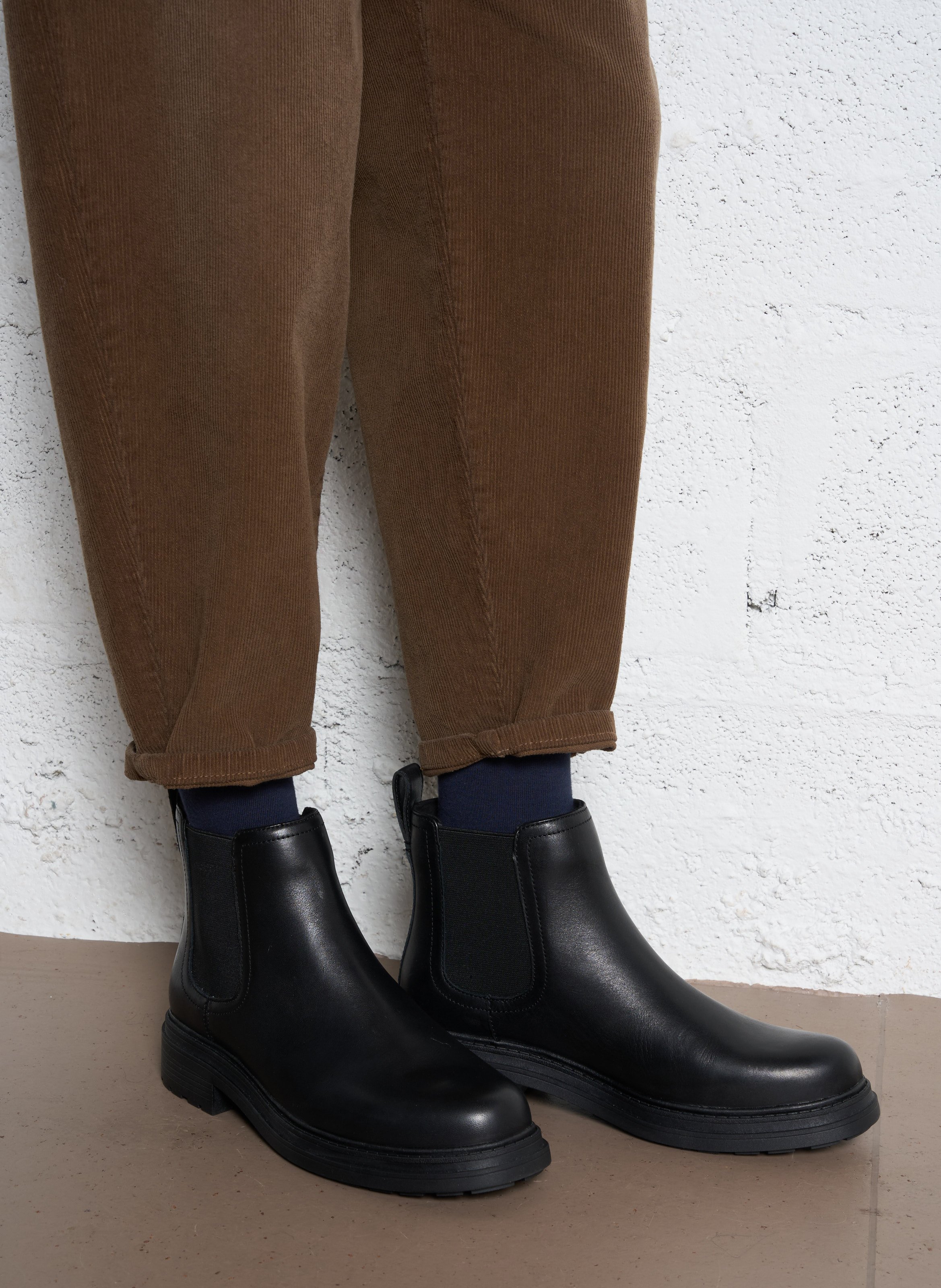 Effen leren enkellaarzen met textuur CLARKS Zwart