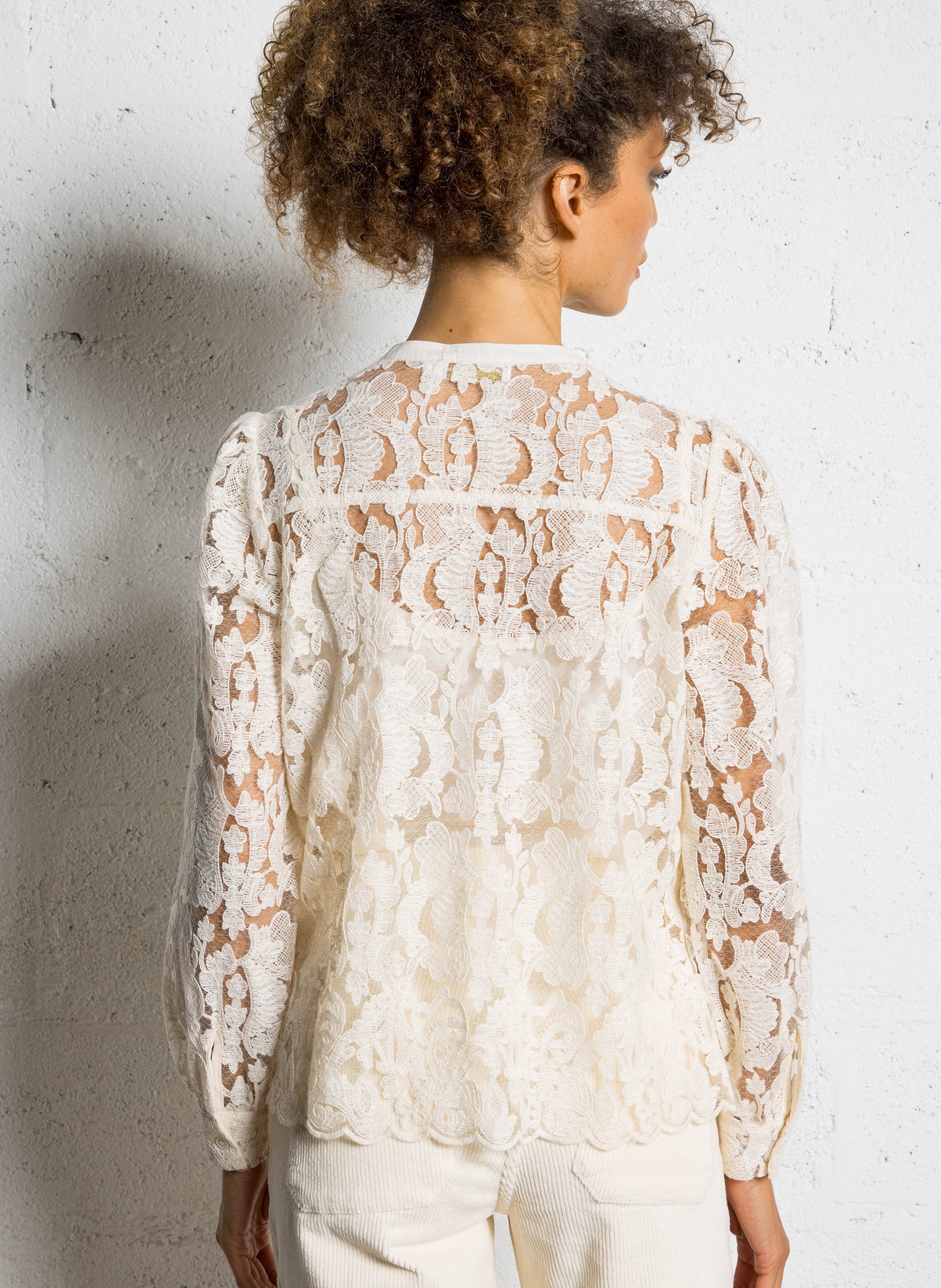 Gerade Bluse mit Rundhalsausschnitt aus Spitze LA PETITE ETOILE Beige