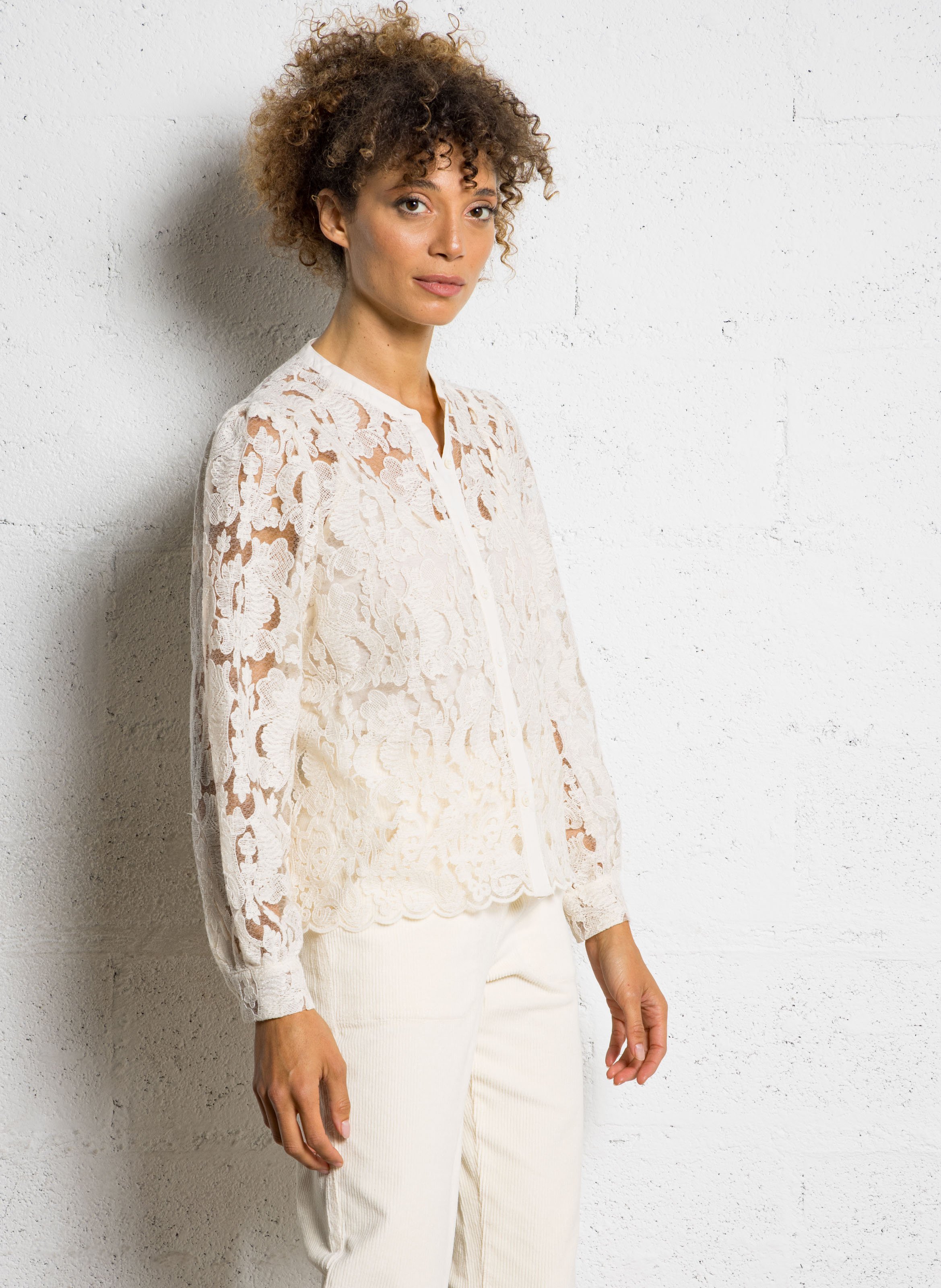 Gerade Bluse mit Rundhalsausschnitt aus Spitze LA PETITE ETOILE Beige