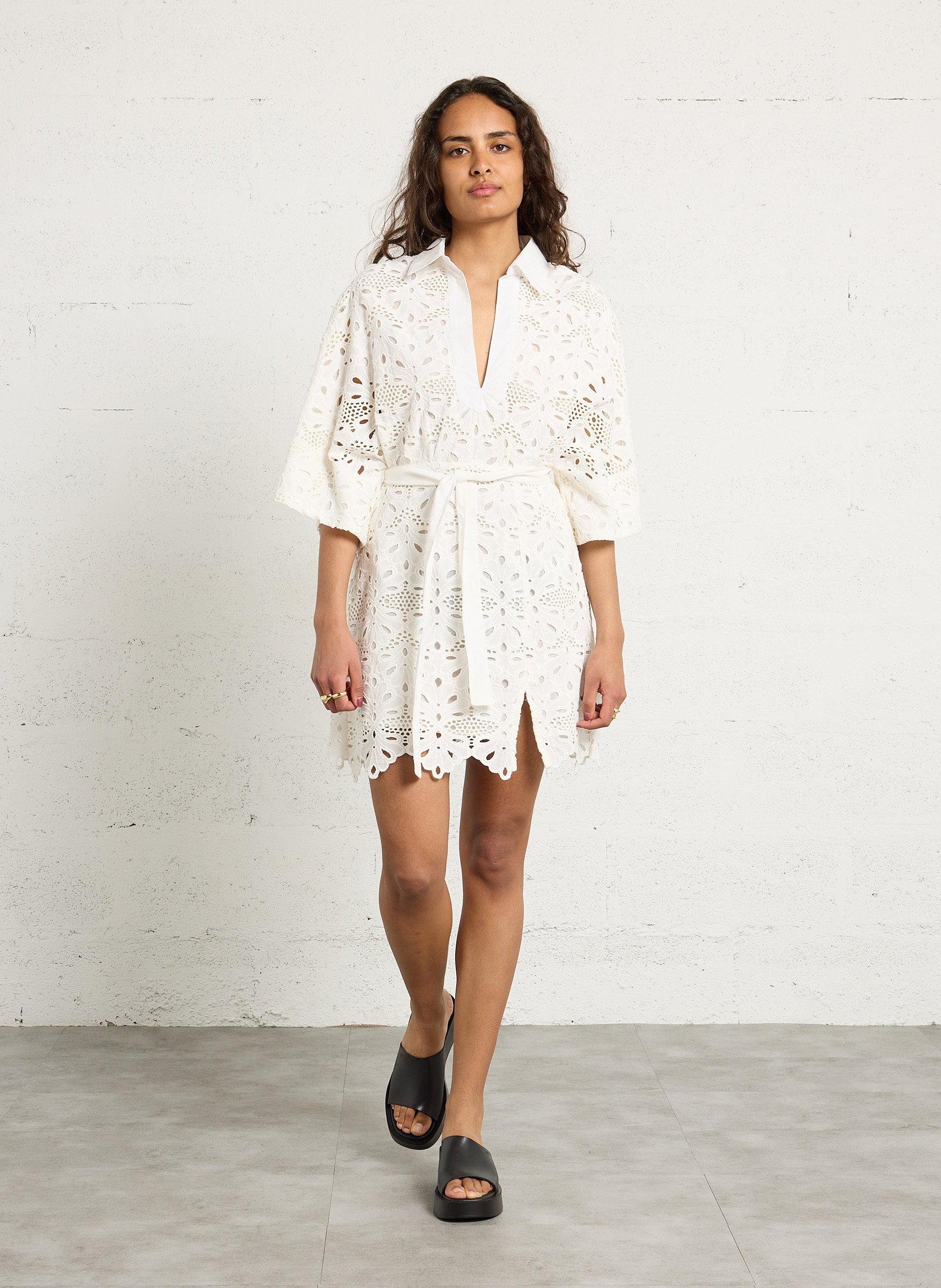 Robe courte brodée col v SUNDRESS Blanc