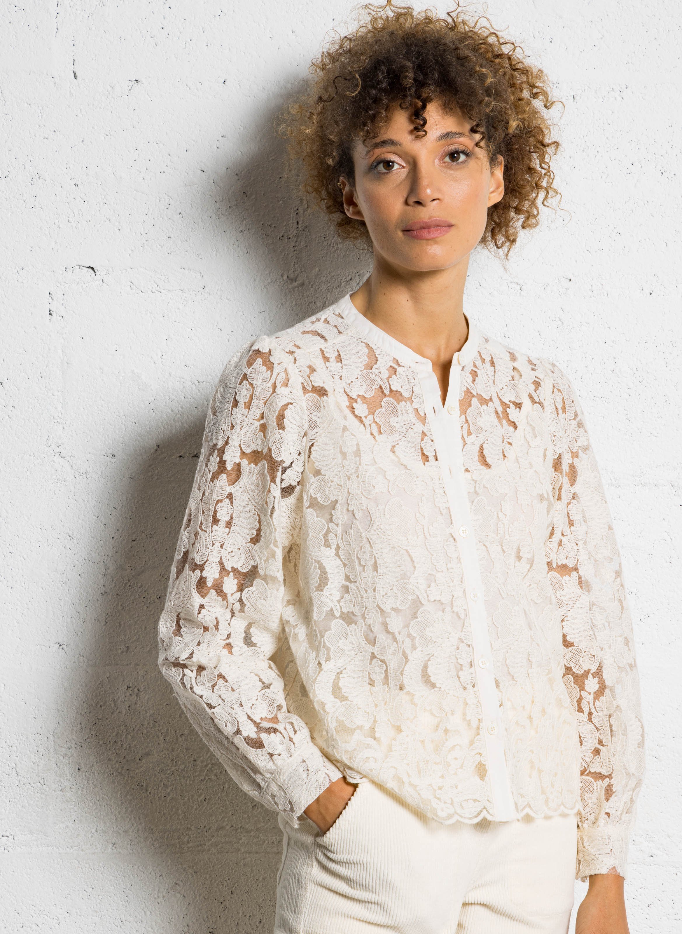 Gerade Bluse mit Rundhalsausschnitt aus Spitze LA PETITE ETOILE Beige