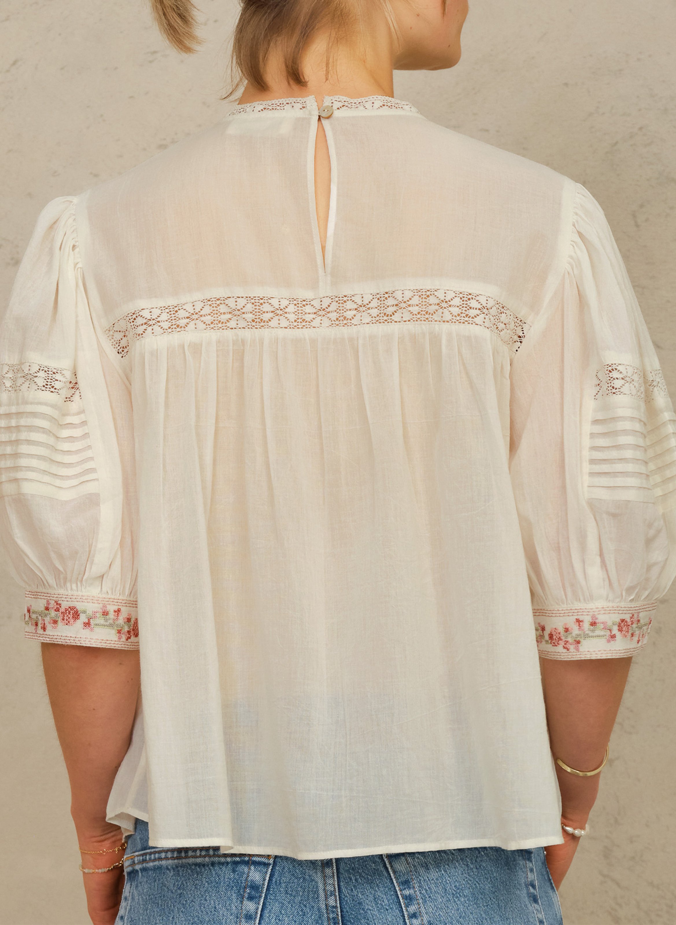 Blusa recta de cuello redondo en algodón bordado. M.A.B.E Blanco