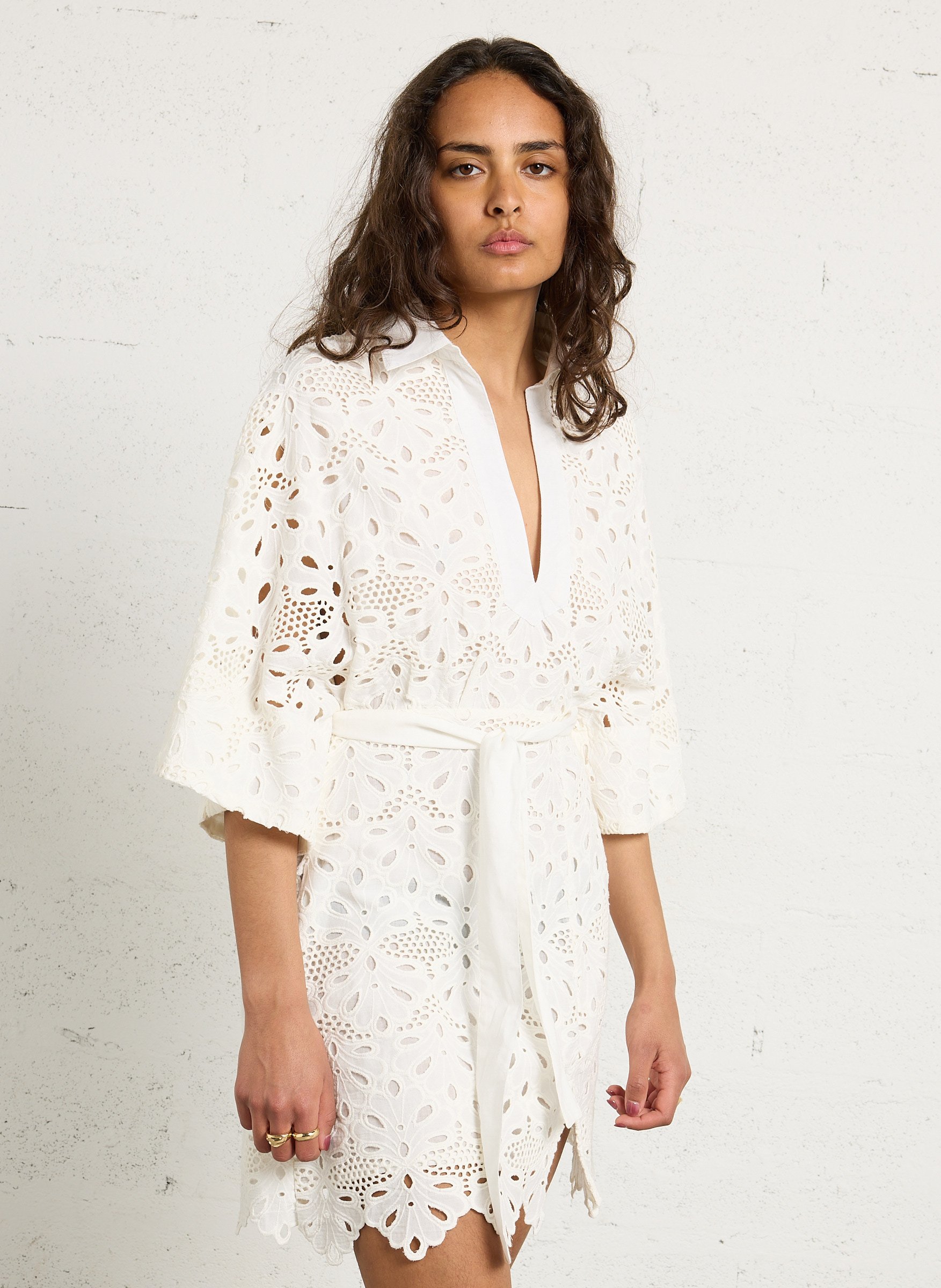 Robe courte brodée col v SUNDRESS Blanc