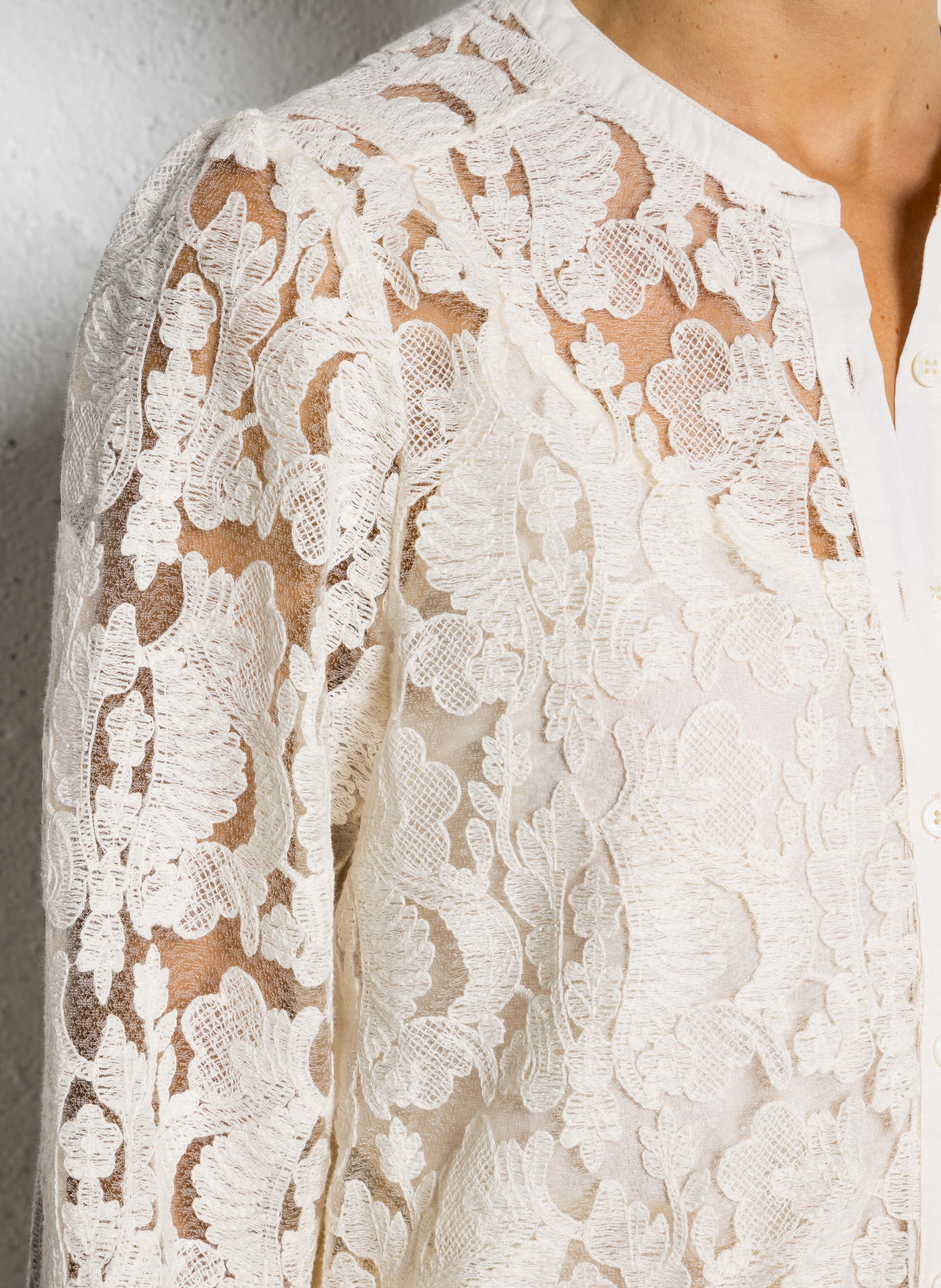 Gerade Bluse mit Rundhalsausschnitt aus Spitze LA PETITE ETOILE Beige