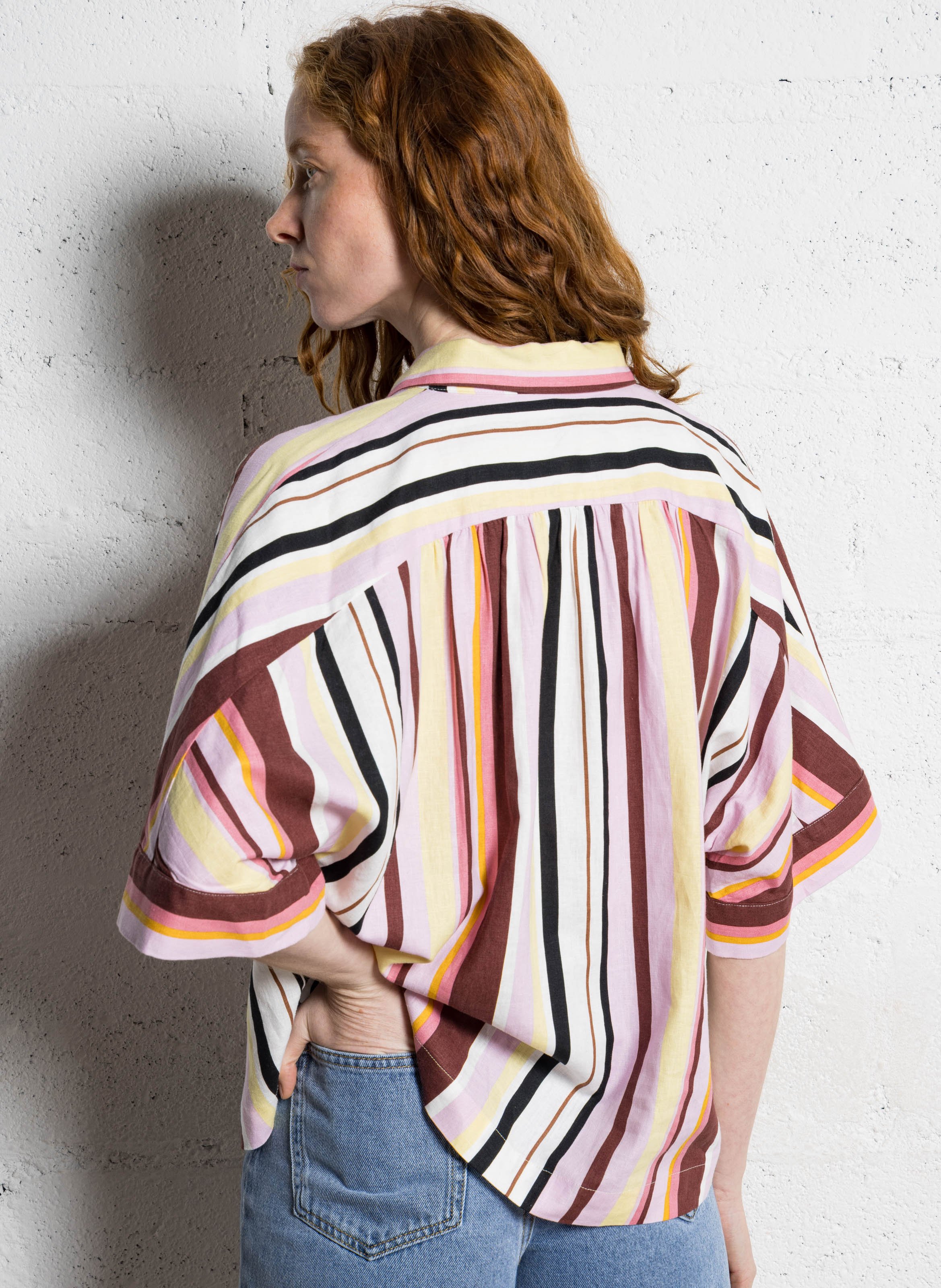 Weit geschnittene Bluse mit Streifen und kurzen Ärmeln SUNCOO Rosa