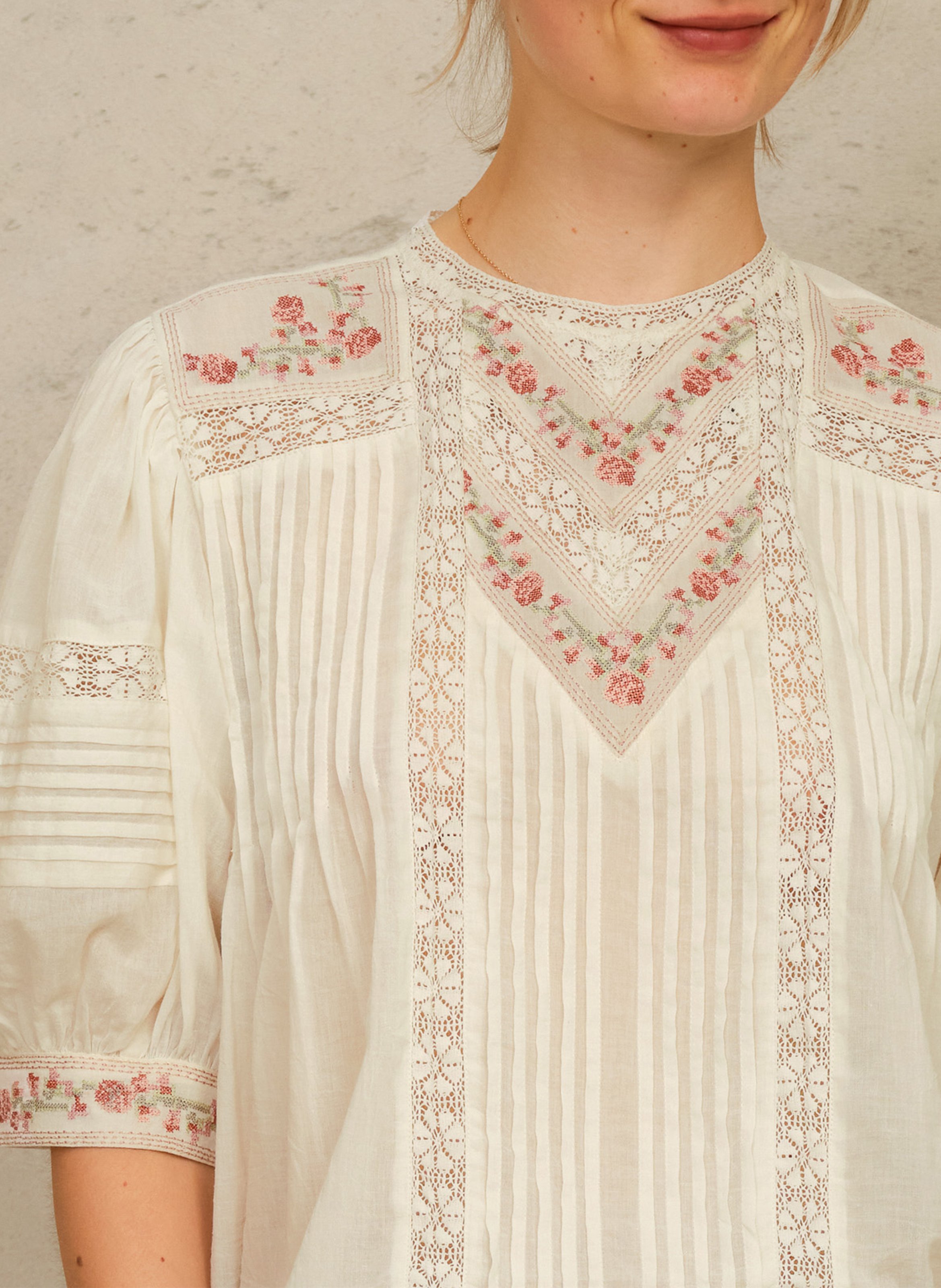 Blusa recta de cuello redondo en algodón bordado. M.A.B.E Blanco