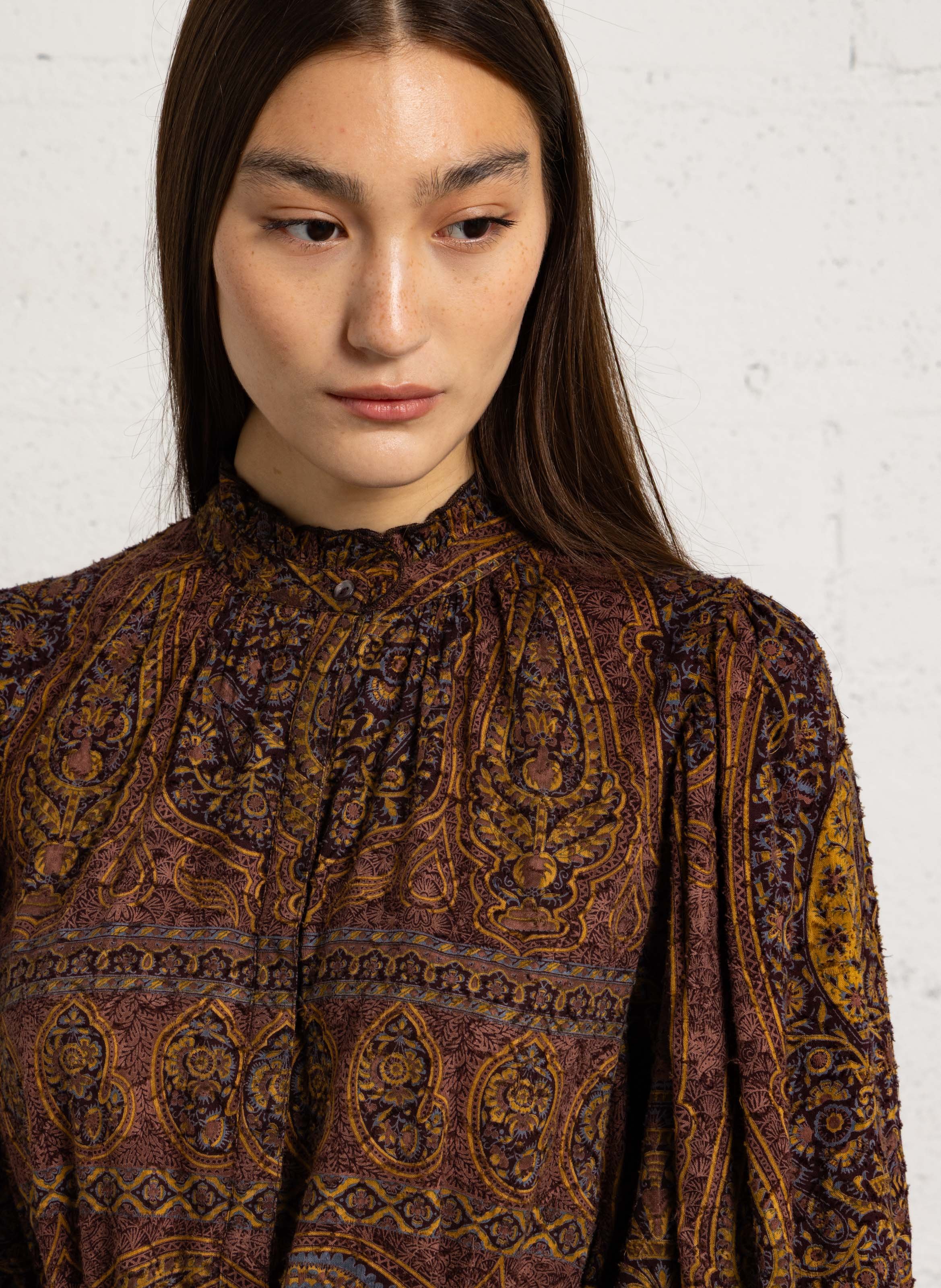 Lage, wijde katoenen jurk ANTIK BATIK Bruin