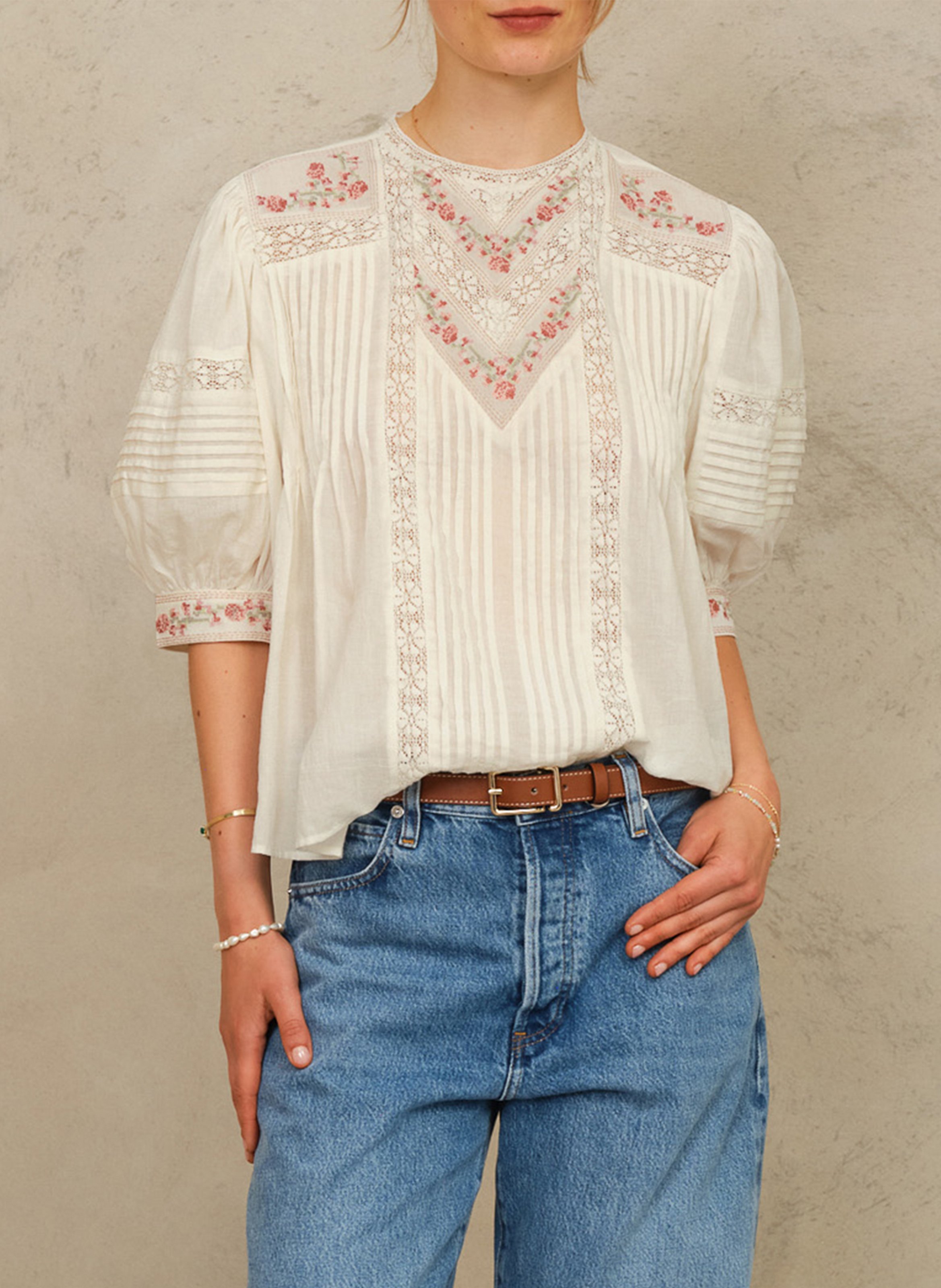 Blusa recta de cuello redondo en algodón bordado. M.A.B.E Blanco