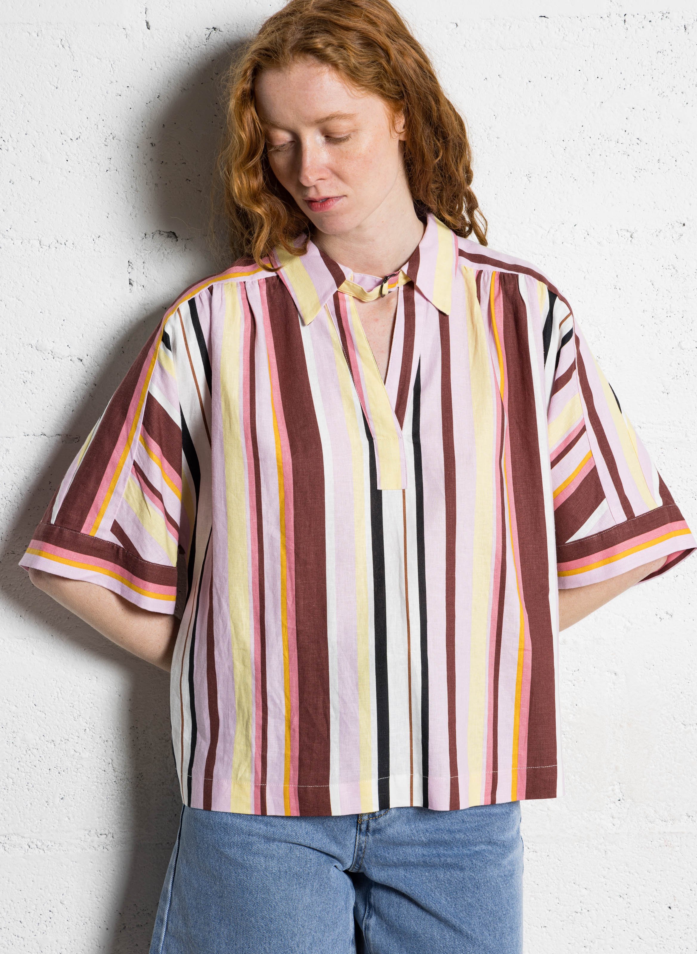 Weit geschnittene Bluse mit Streifen und kurzen Ärmeln SUNCOO Rosa