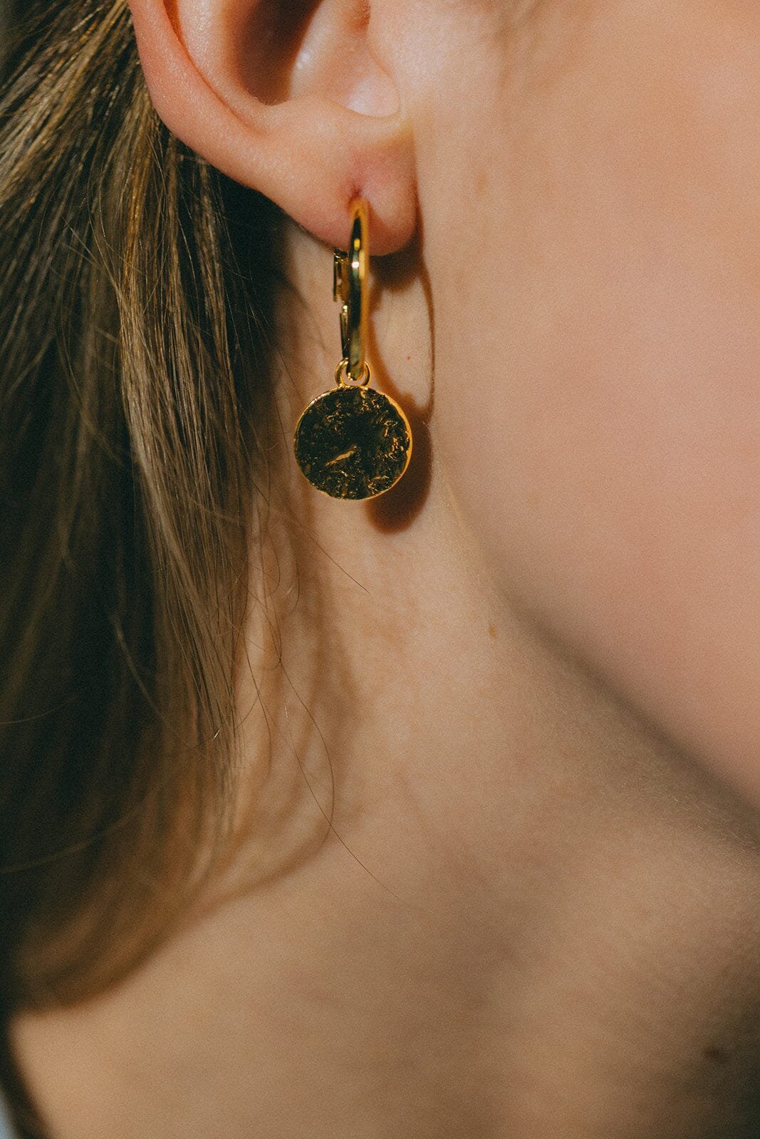 Small hammered round gold-plated hoop earrings Golden