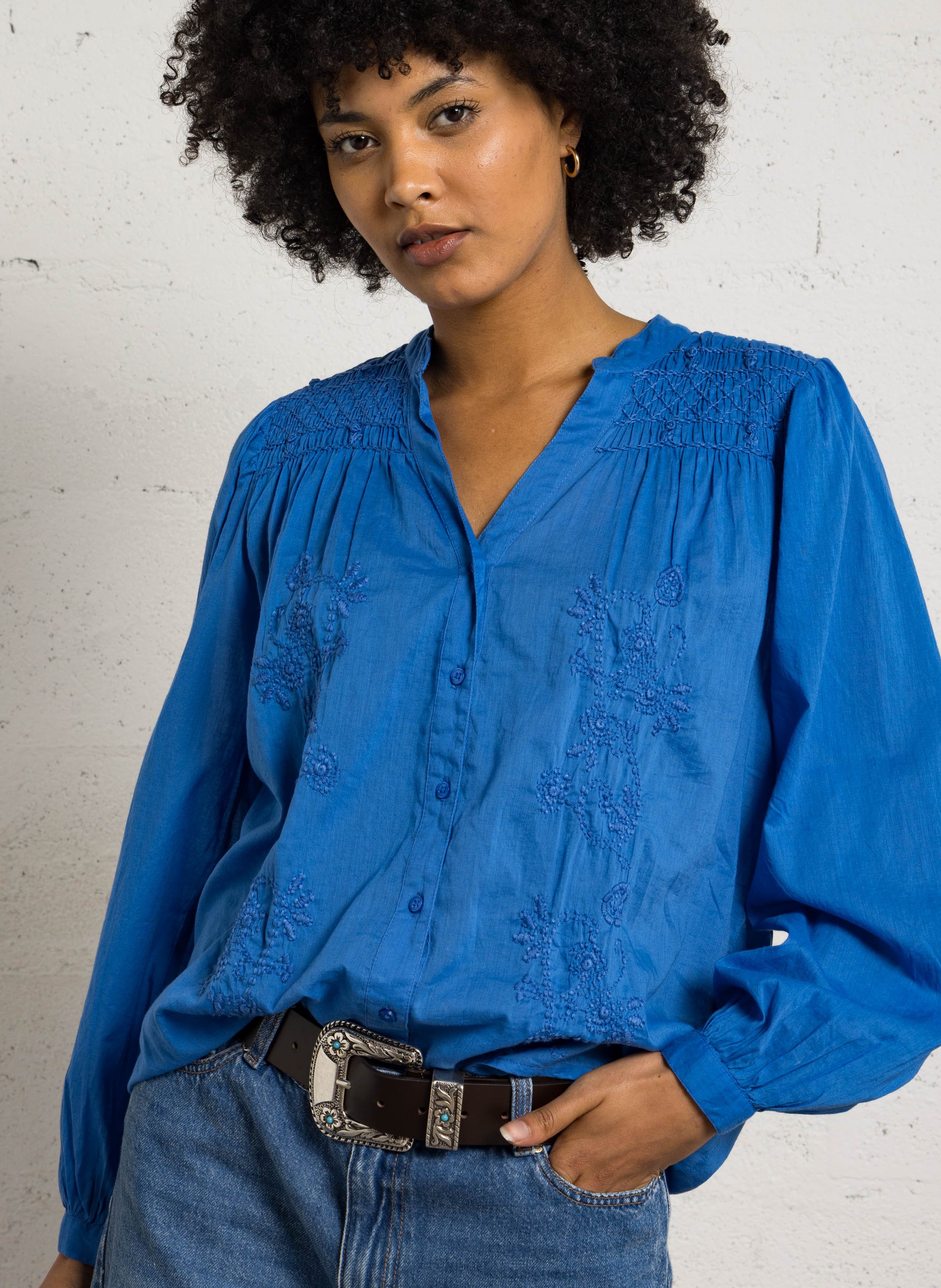 Chemise droite col V en coton brodé MAISON 123