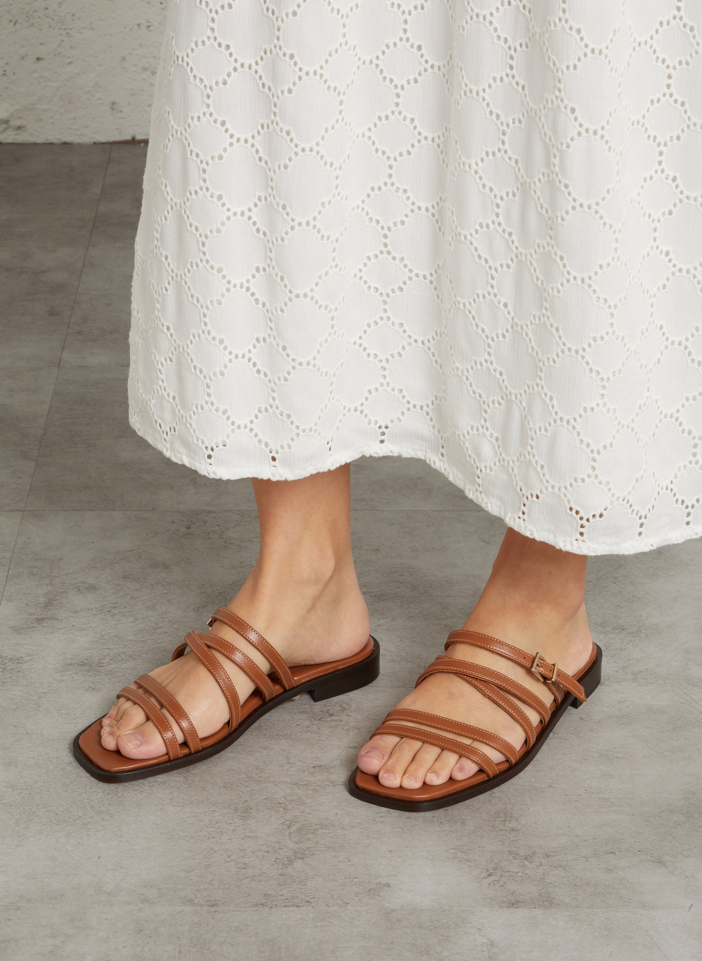 Flache Kalbsleder-Sandalen BOBBIES Braun
