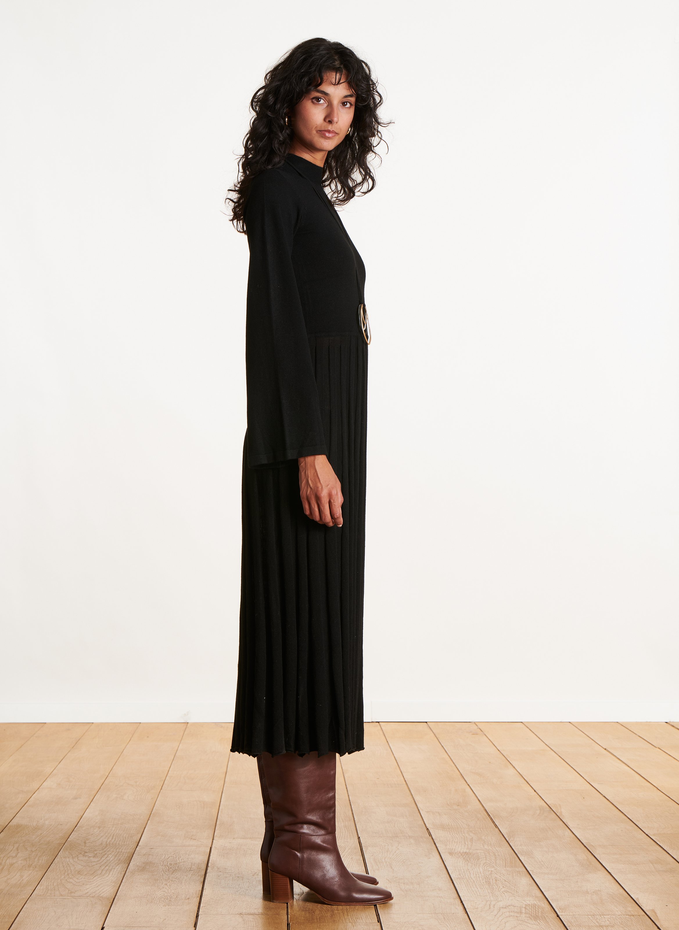 Robe mi-longue cintrée jupe plissée LA FEE MARABOUTEE Noir