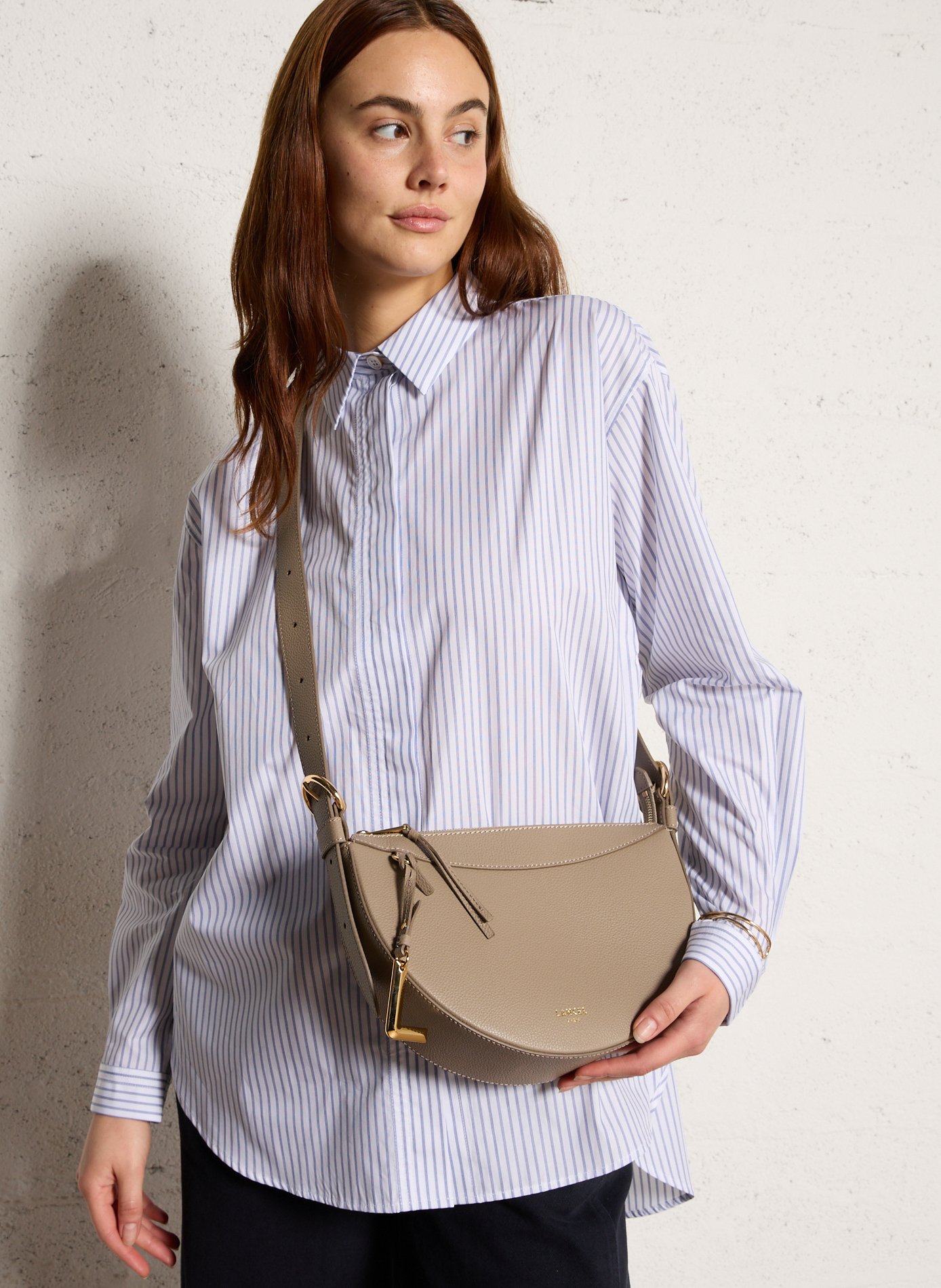 Sac demie lune en cuir  LANCEL Beige