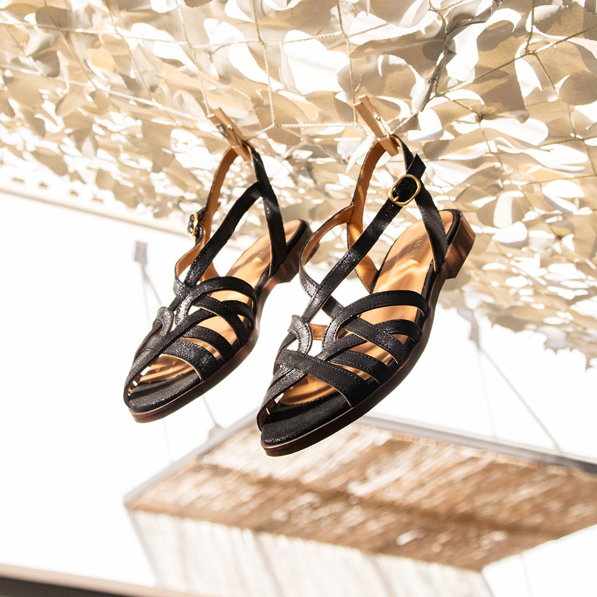 Flat metallic leather strap sandals Black