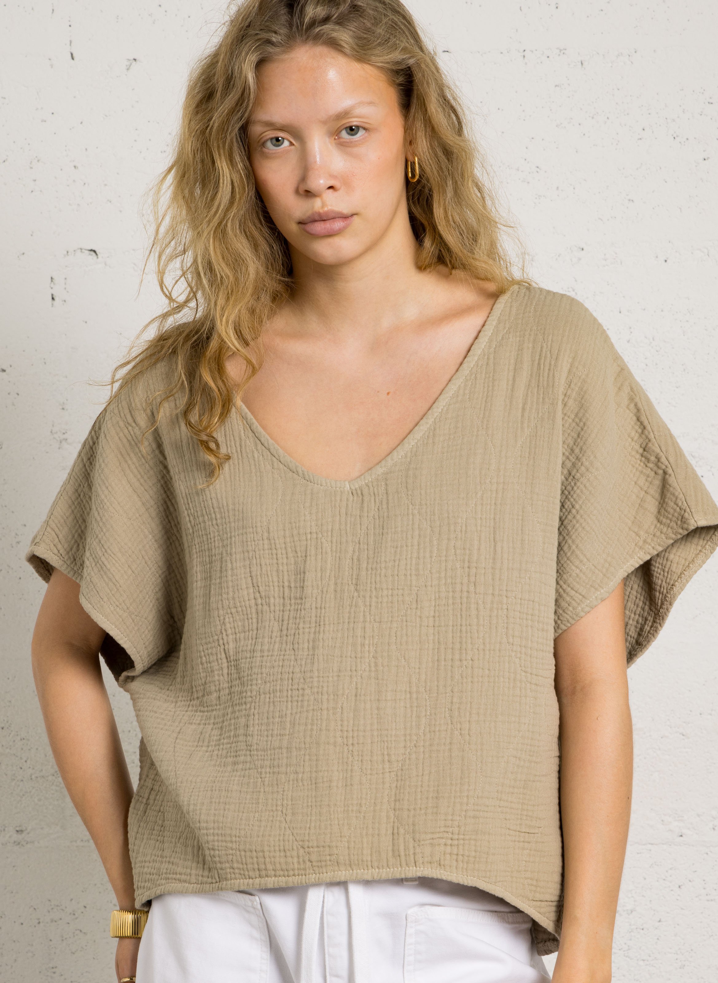 T-shirt met V-hals van katoen. AOKYANOS Beige
