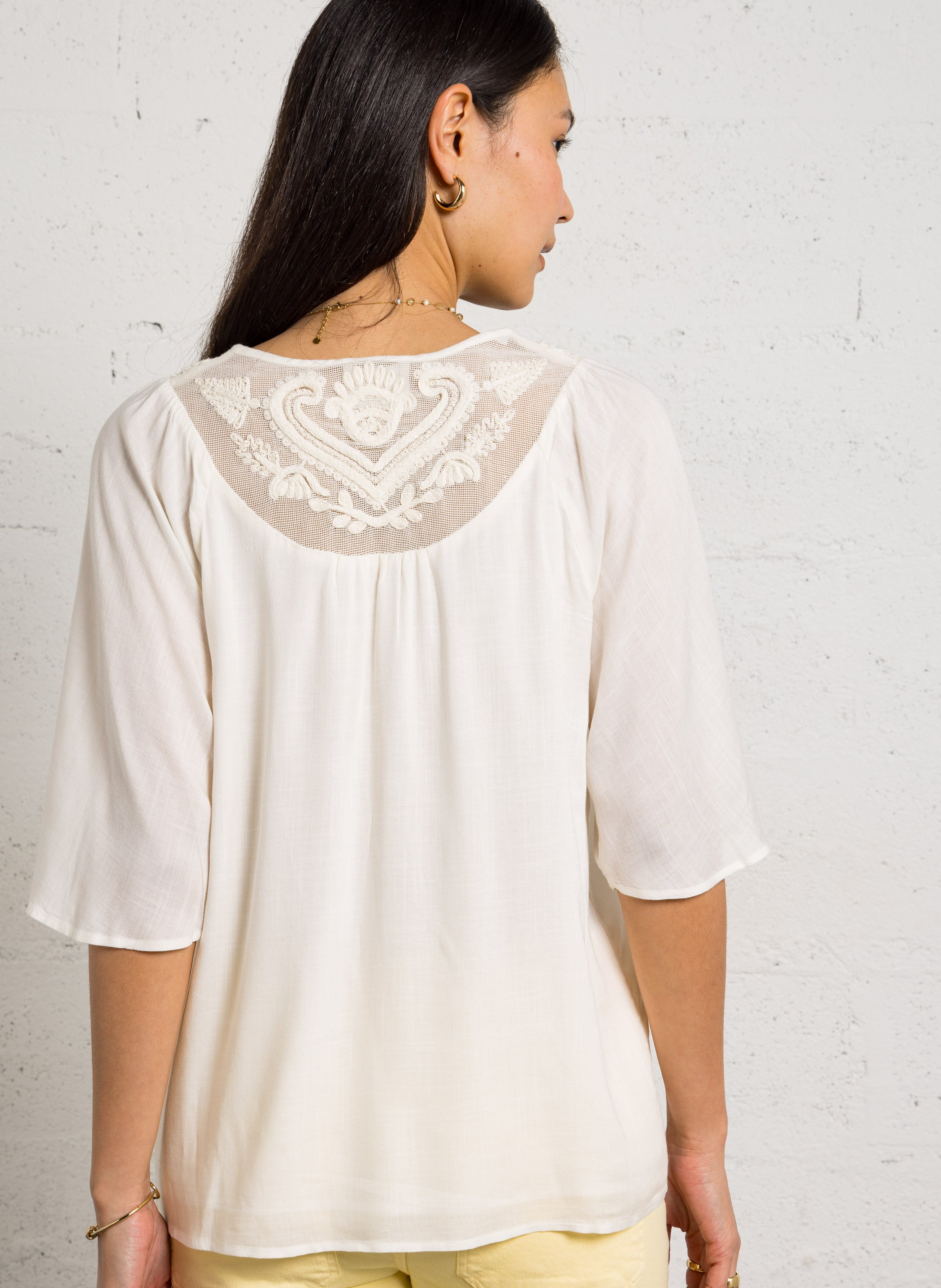 Shirt met V-hals en geborduurde details. MAISON 123 Beige