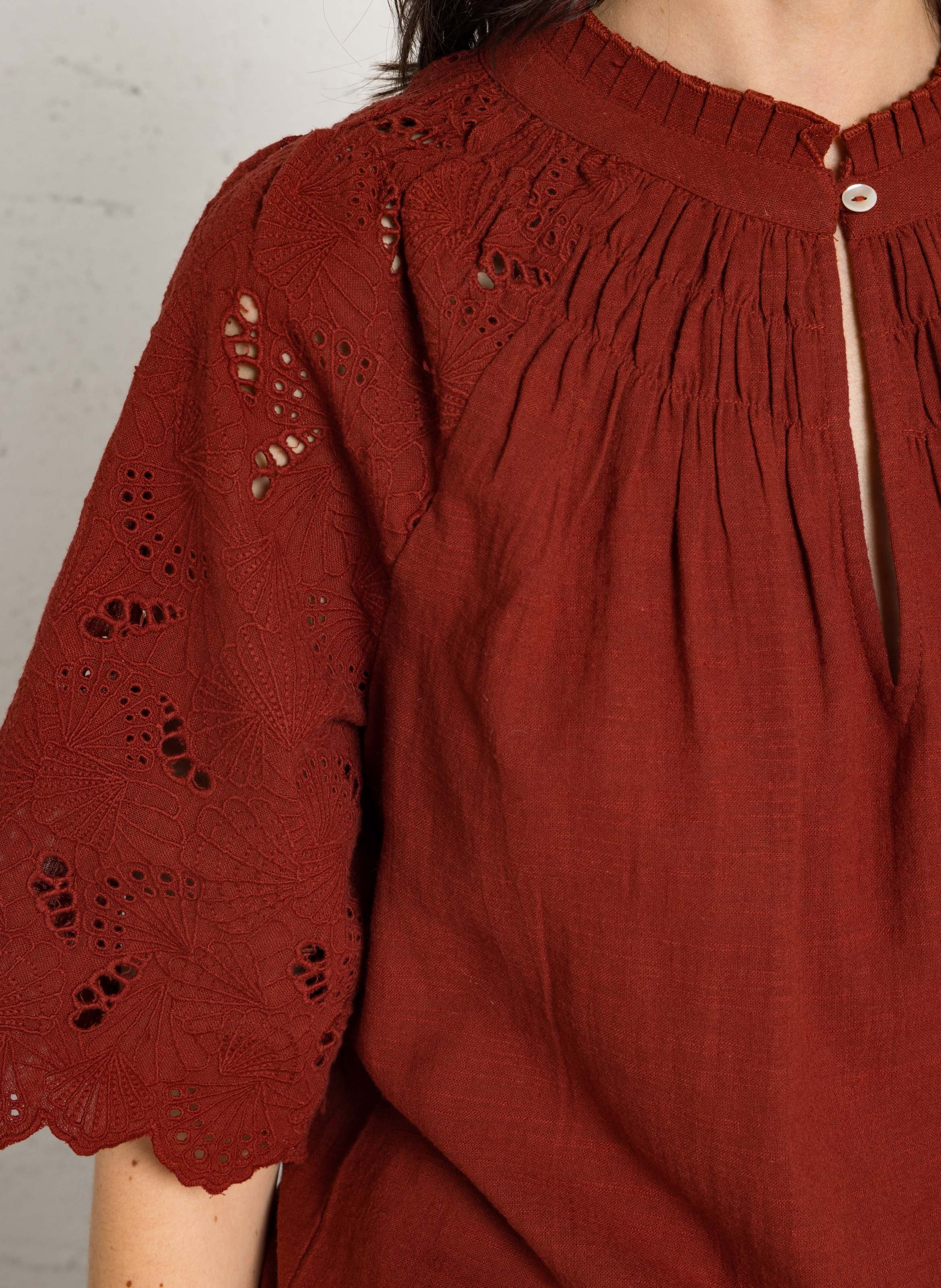Rechte blouse met opstaande kraag en geborduurd katoen MAISON 123 Rood
