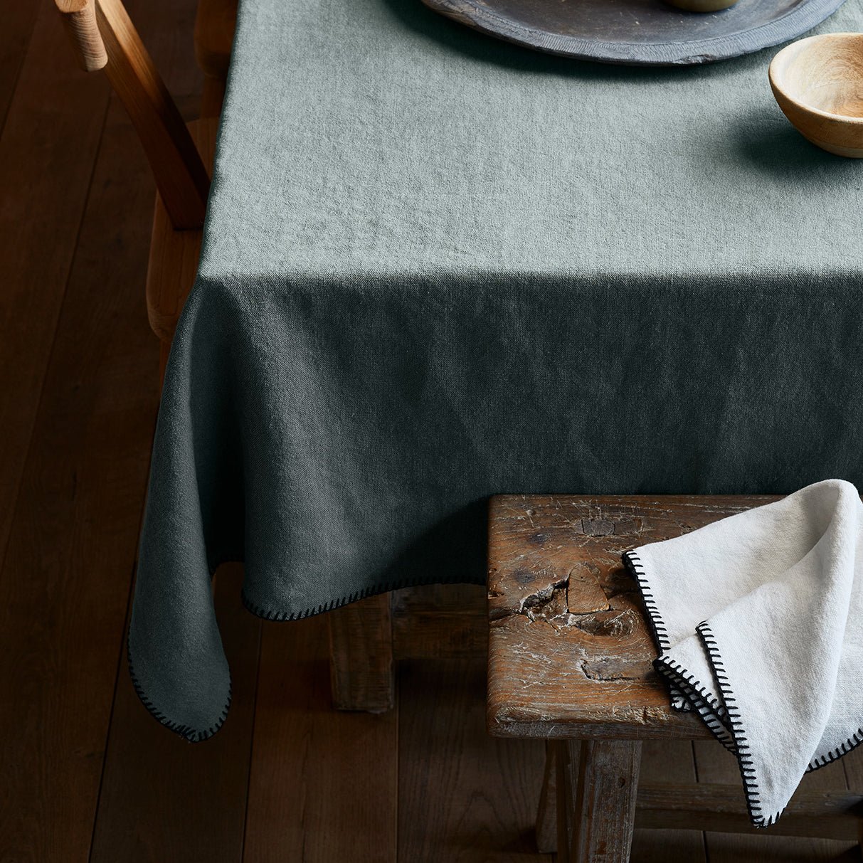 NINO - Rectangular linen tablecloth NINO Vert de gris et feston noir