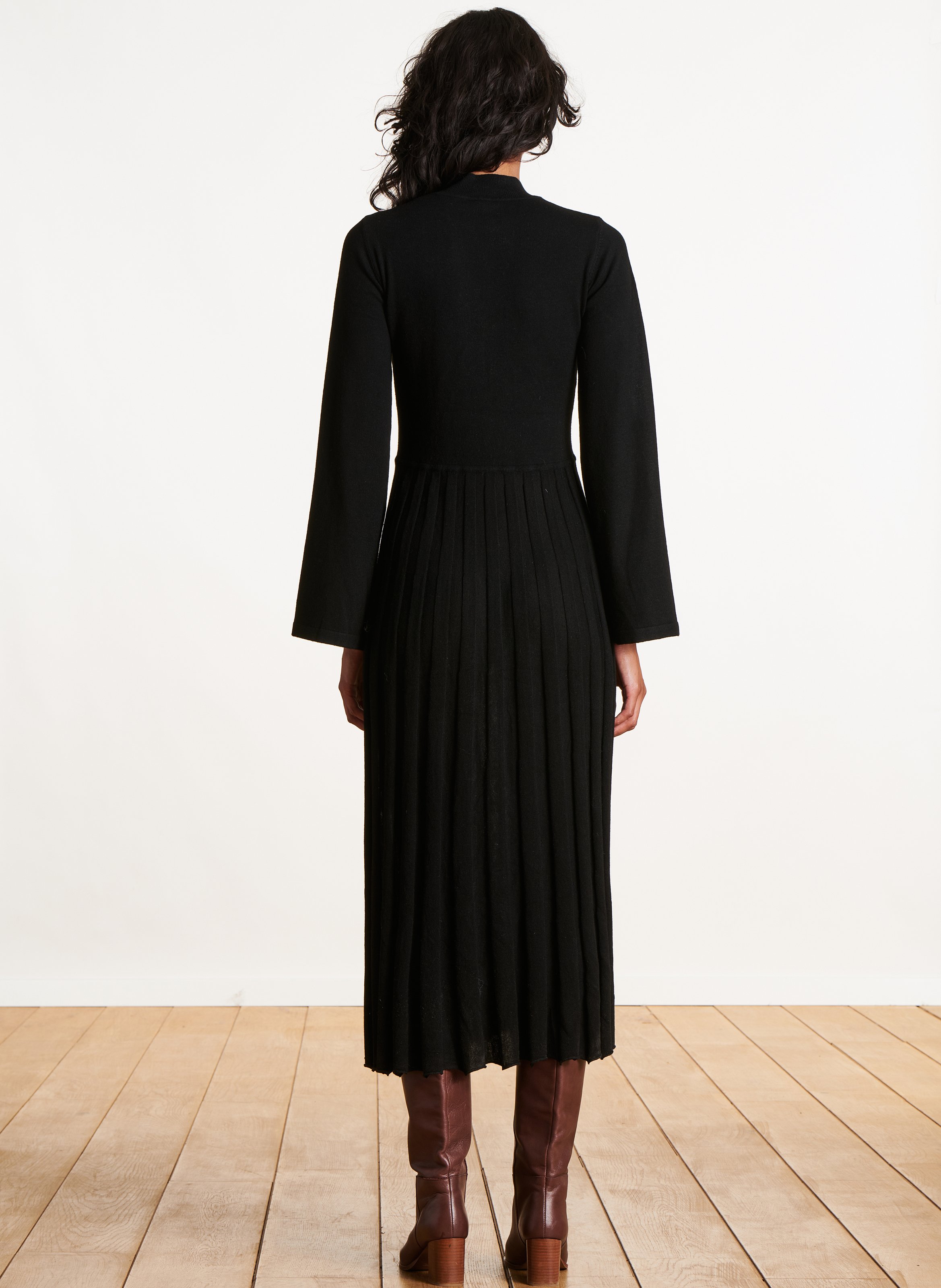 Robe mi-longue cintrée jupe plissée LA FEE MARABOUTEE Noir