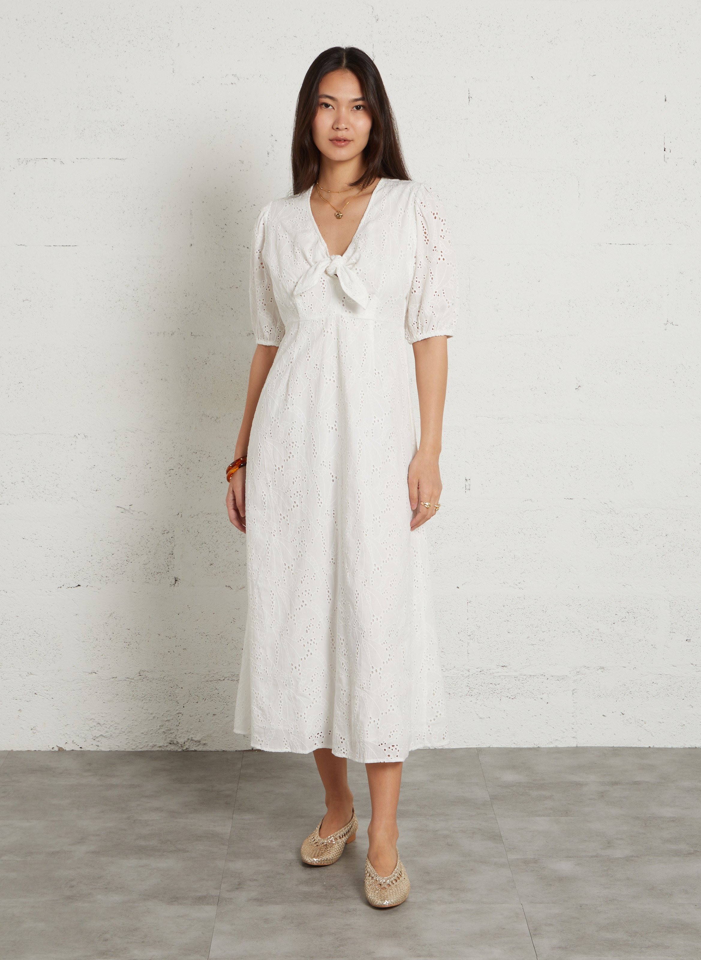 Midi jurk met V-hals en borduurwerk MAISON 123 Wit