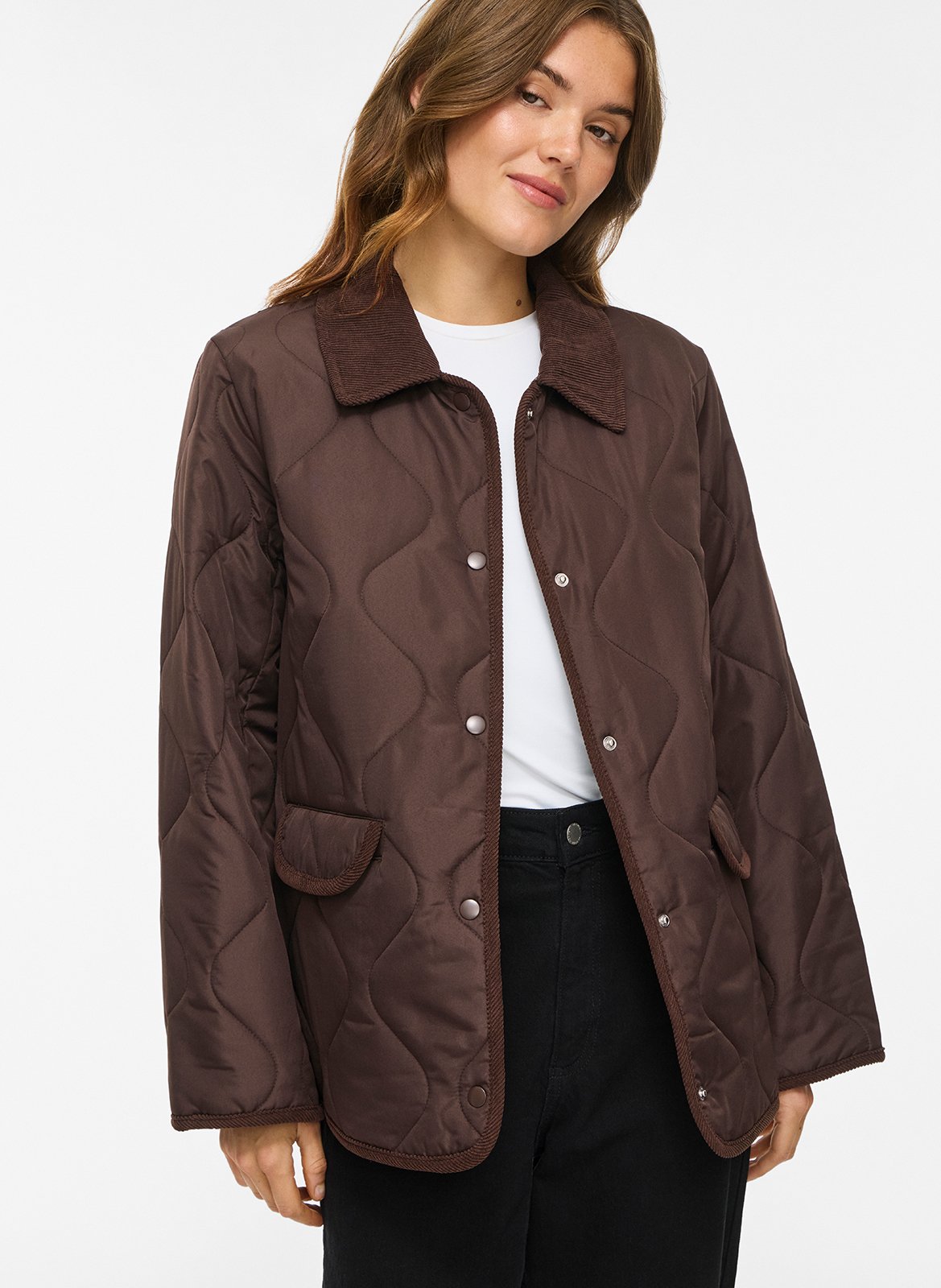 Einfarbige gesteppte gerade Jacke. VILA Braun