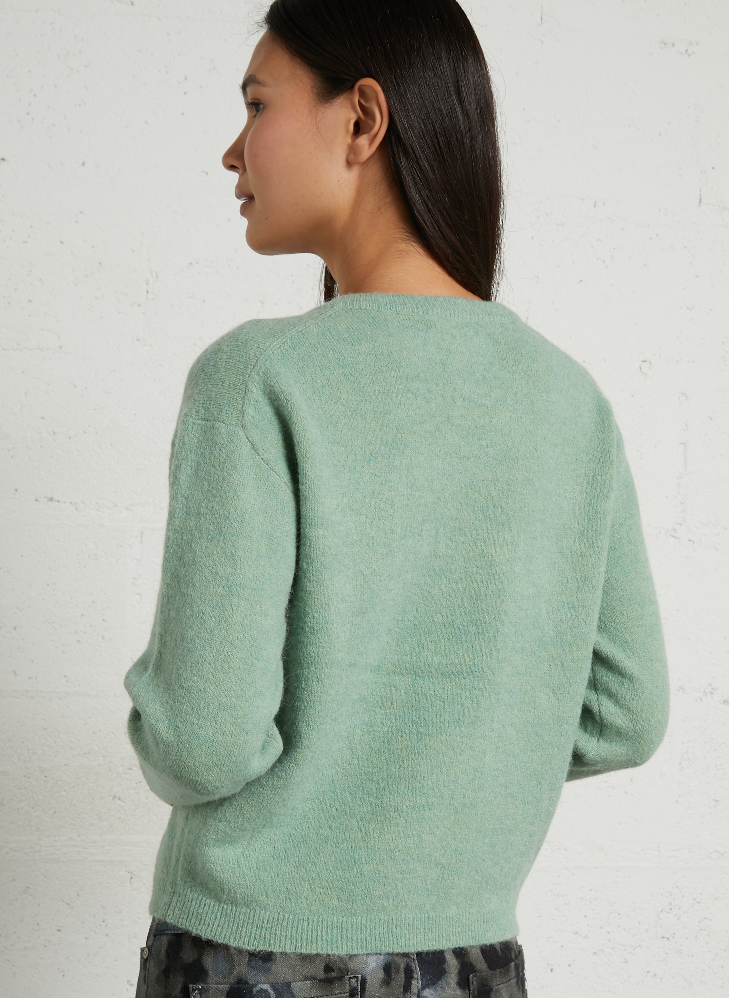 Kurzer Pullover mit V-Ausschnitt und gesticktem Logo. LEON & HARPER Gelb