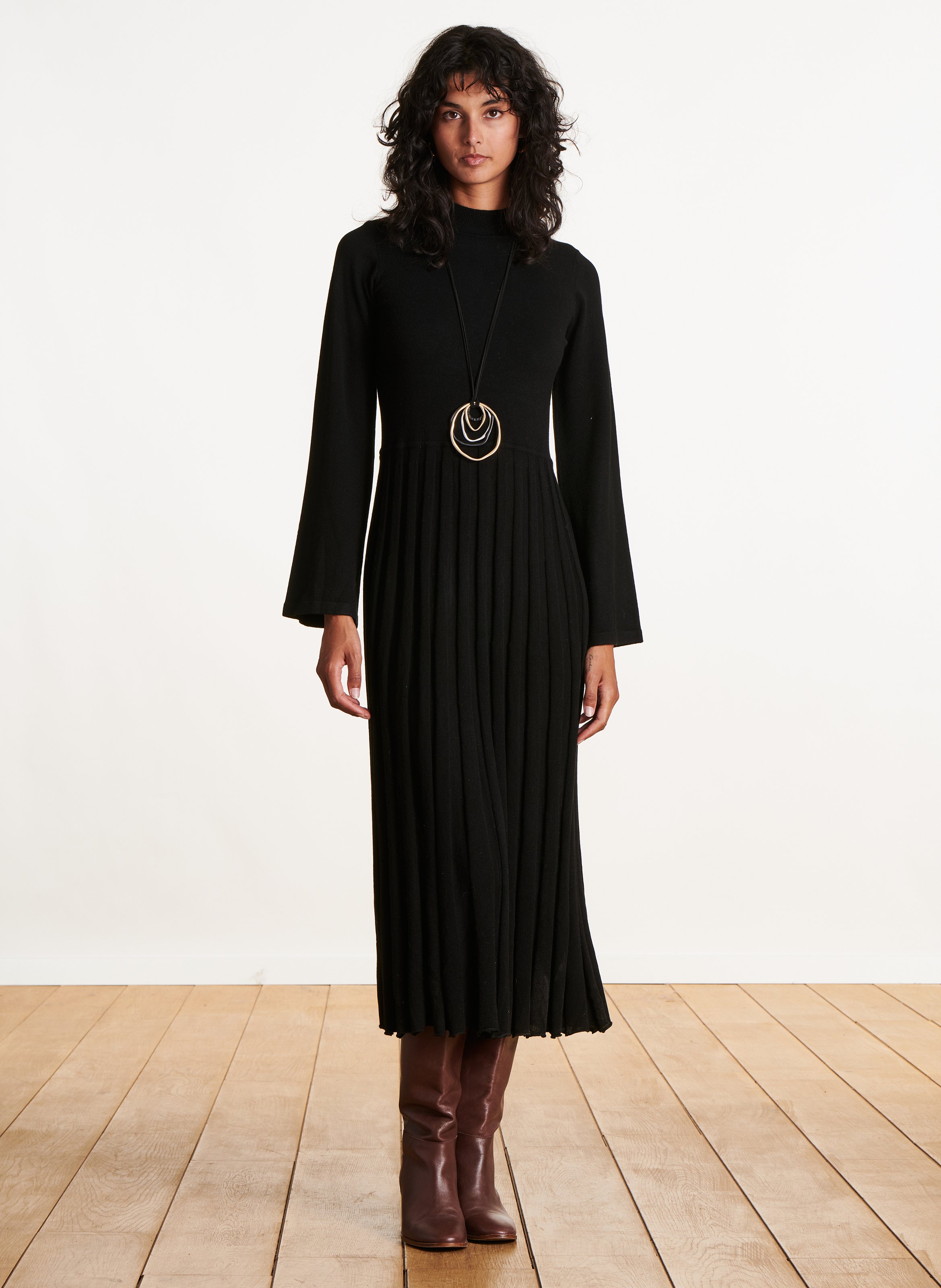 Robe mi-longue cintrée jupe plissée LA FEE MARABOUTEE Noir
