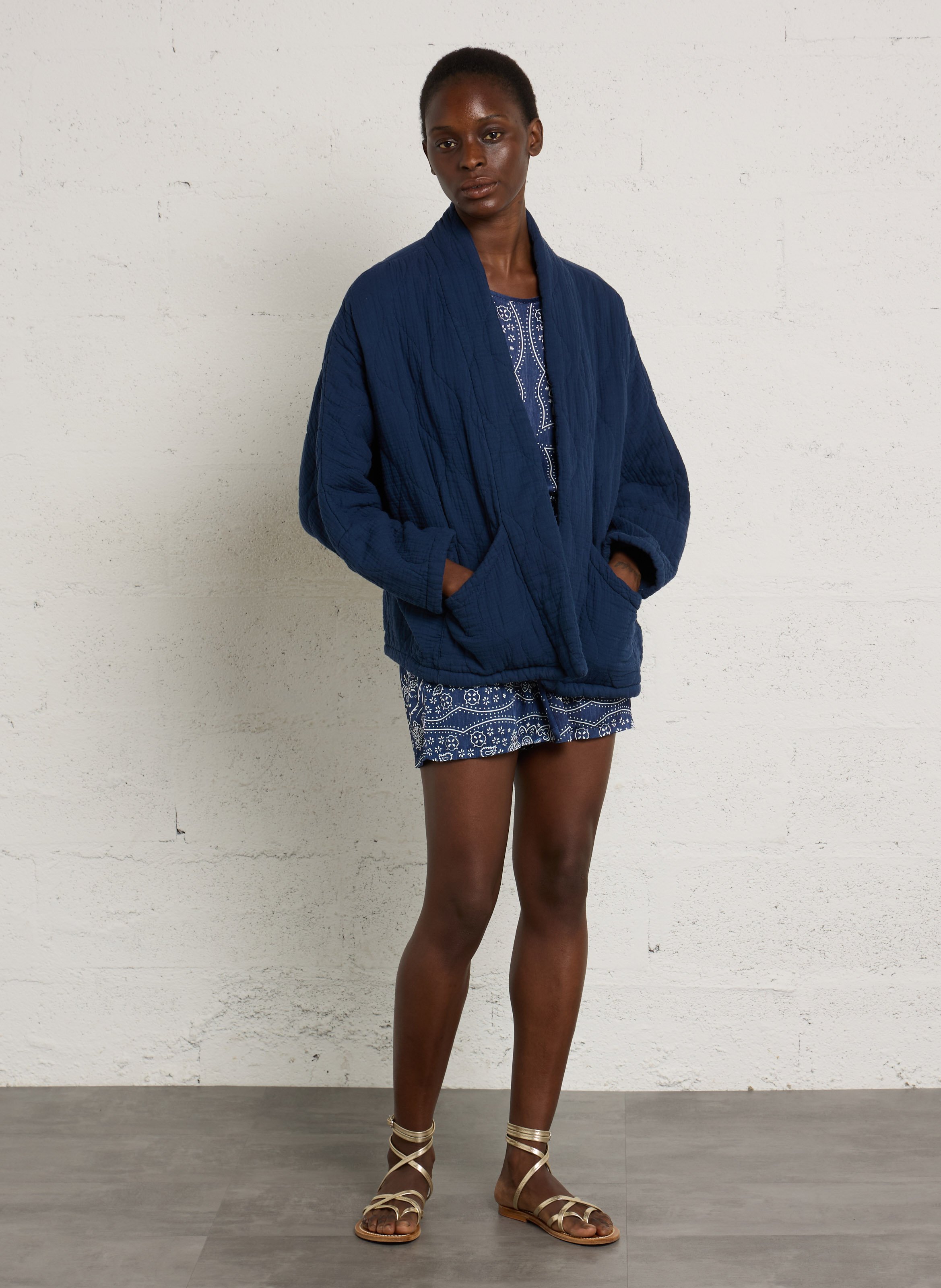 Weich fallende Shorts mit Aufdruck AOKYANOS Blau