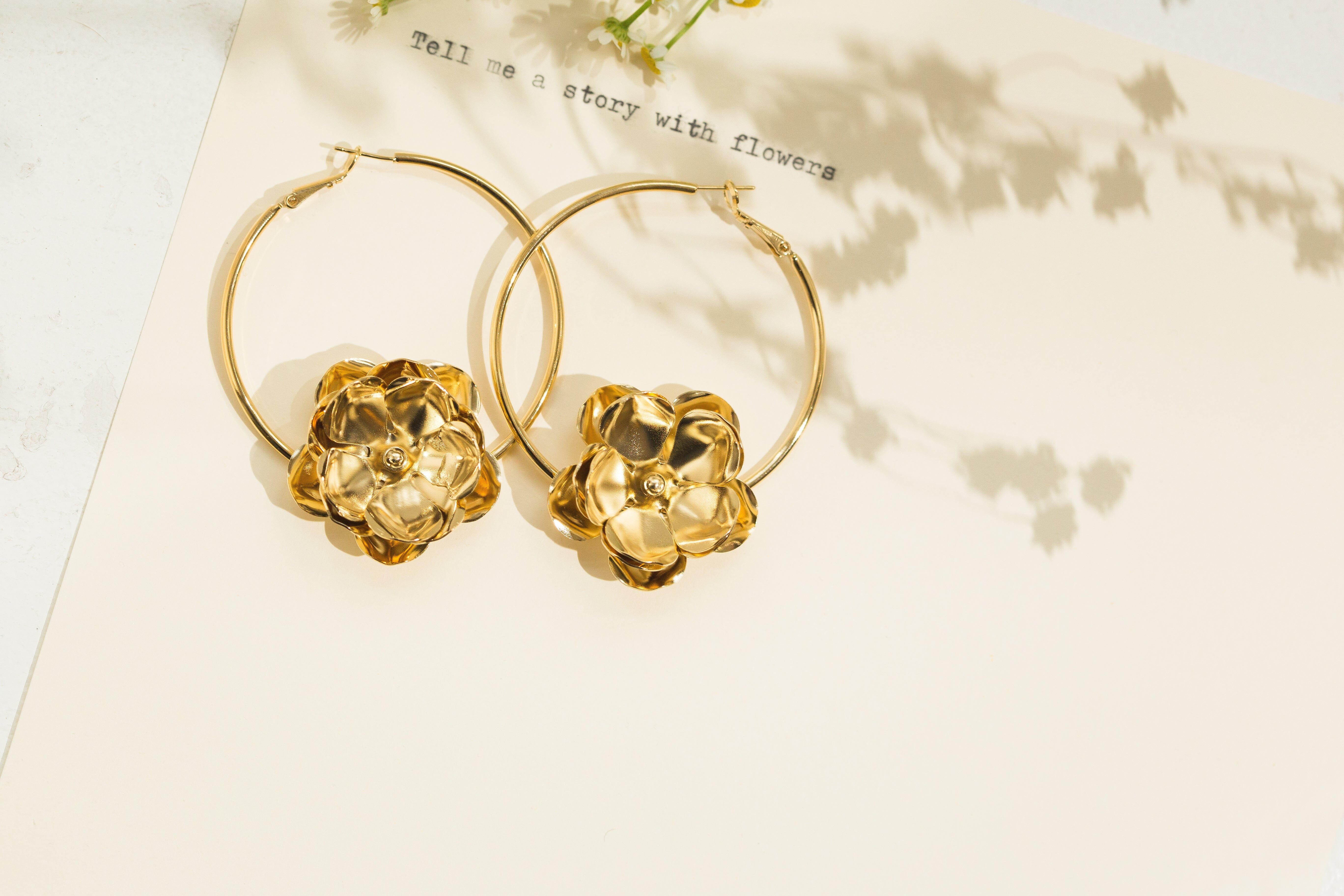 HÉLIOS - Fine gold-plated flower hoop earrings MONSIEUR SIMONE Golden