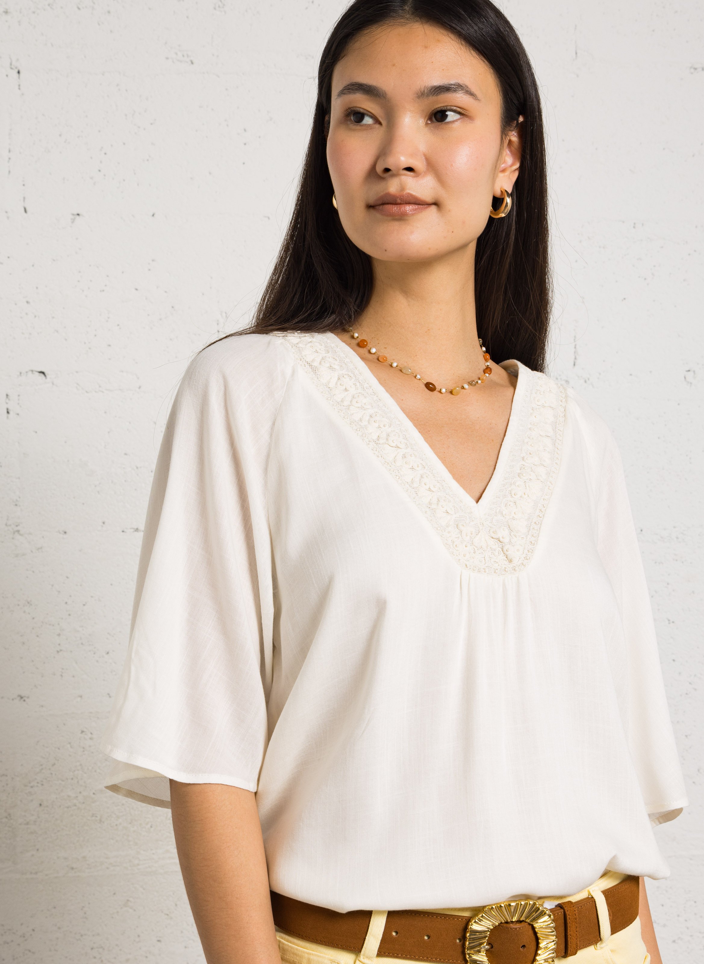 Shirt met V-hals en geborduurde details. MAISON 123 Beige