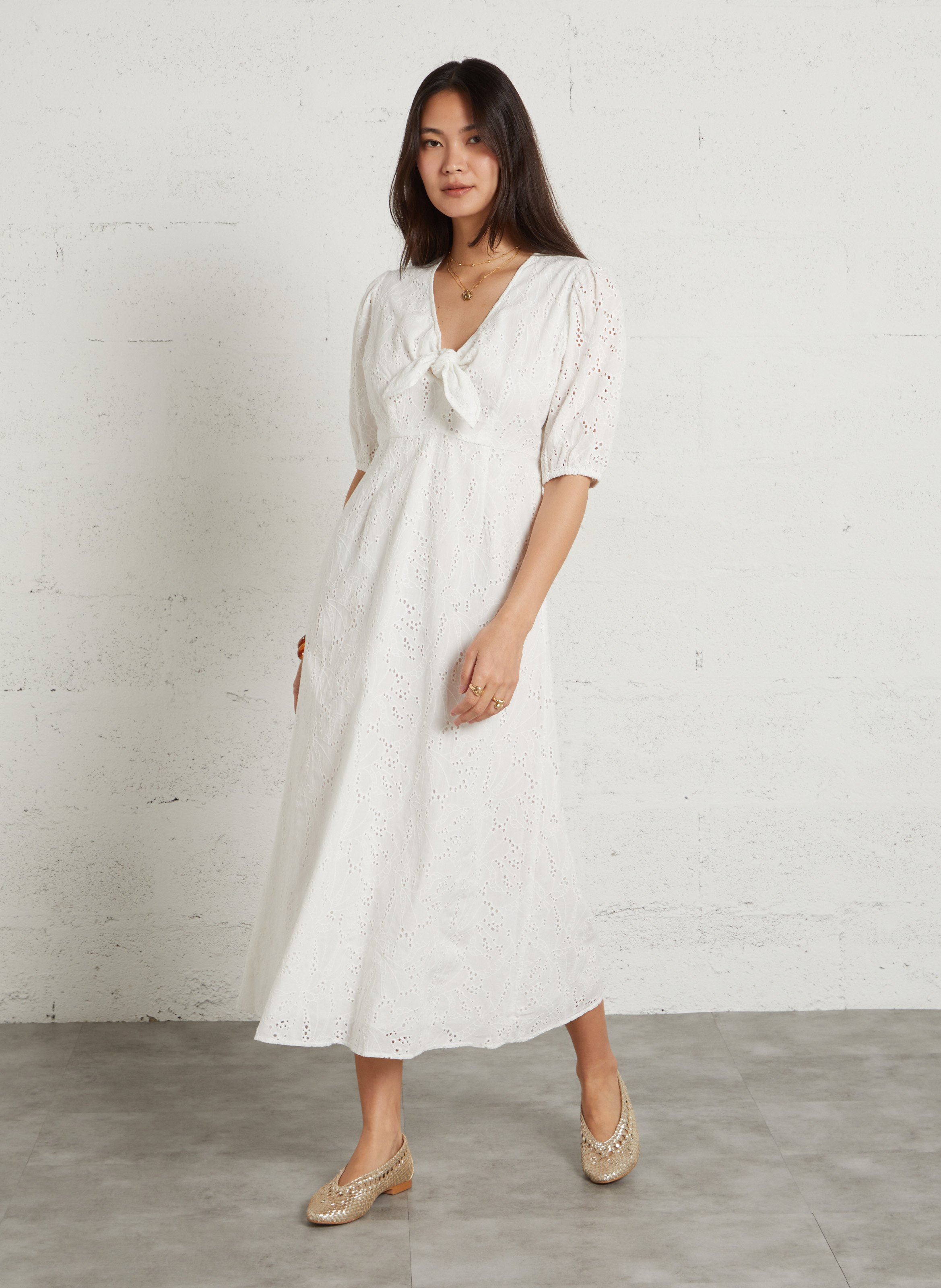 Midi jurk met V-hals en borduurwerk MAISON 123 Wit