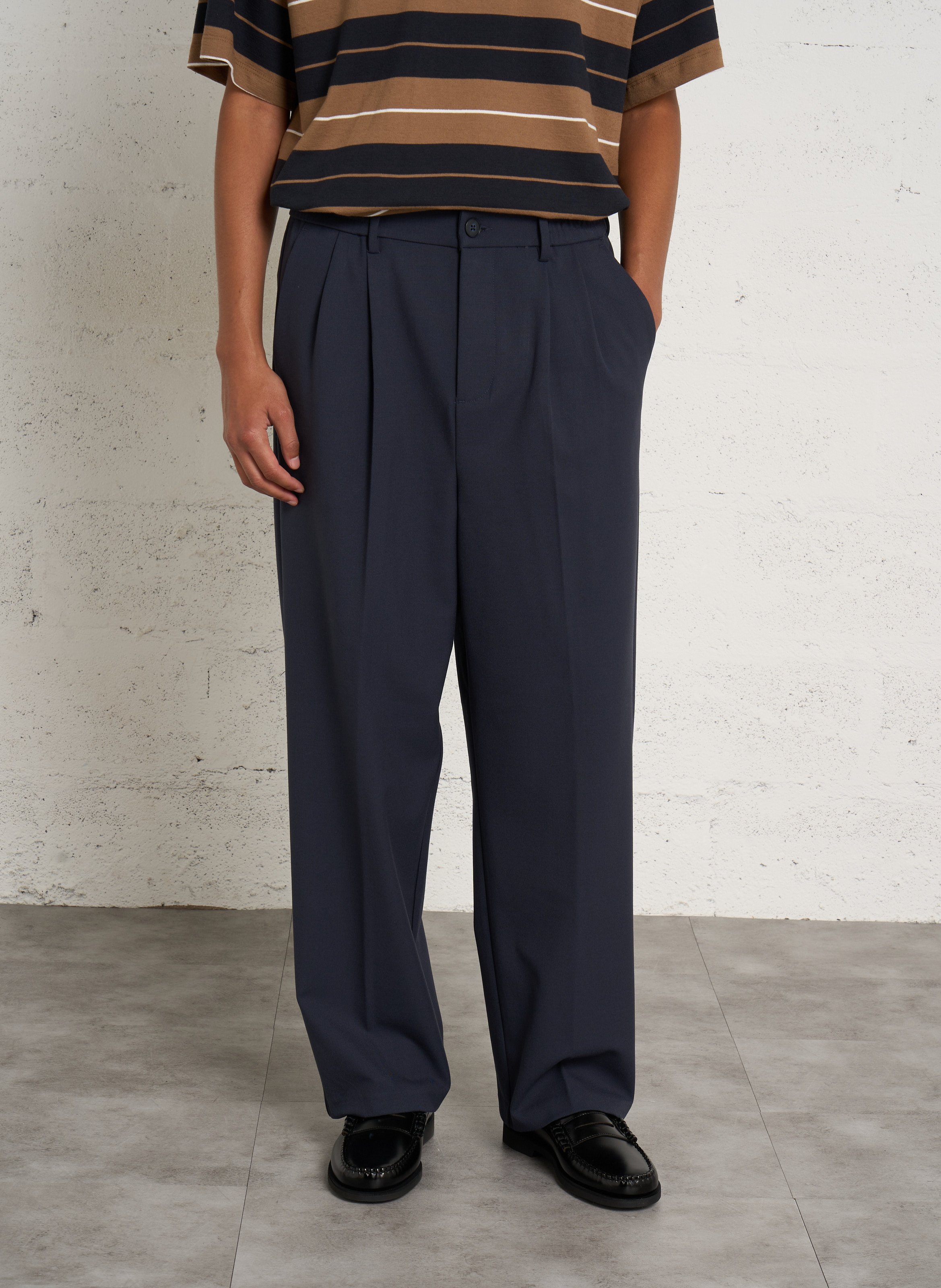 Einfarbige Anzughose mit Bundfalten CASUAL FRIDAY Blau