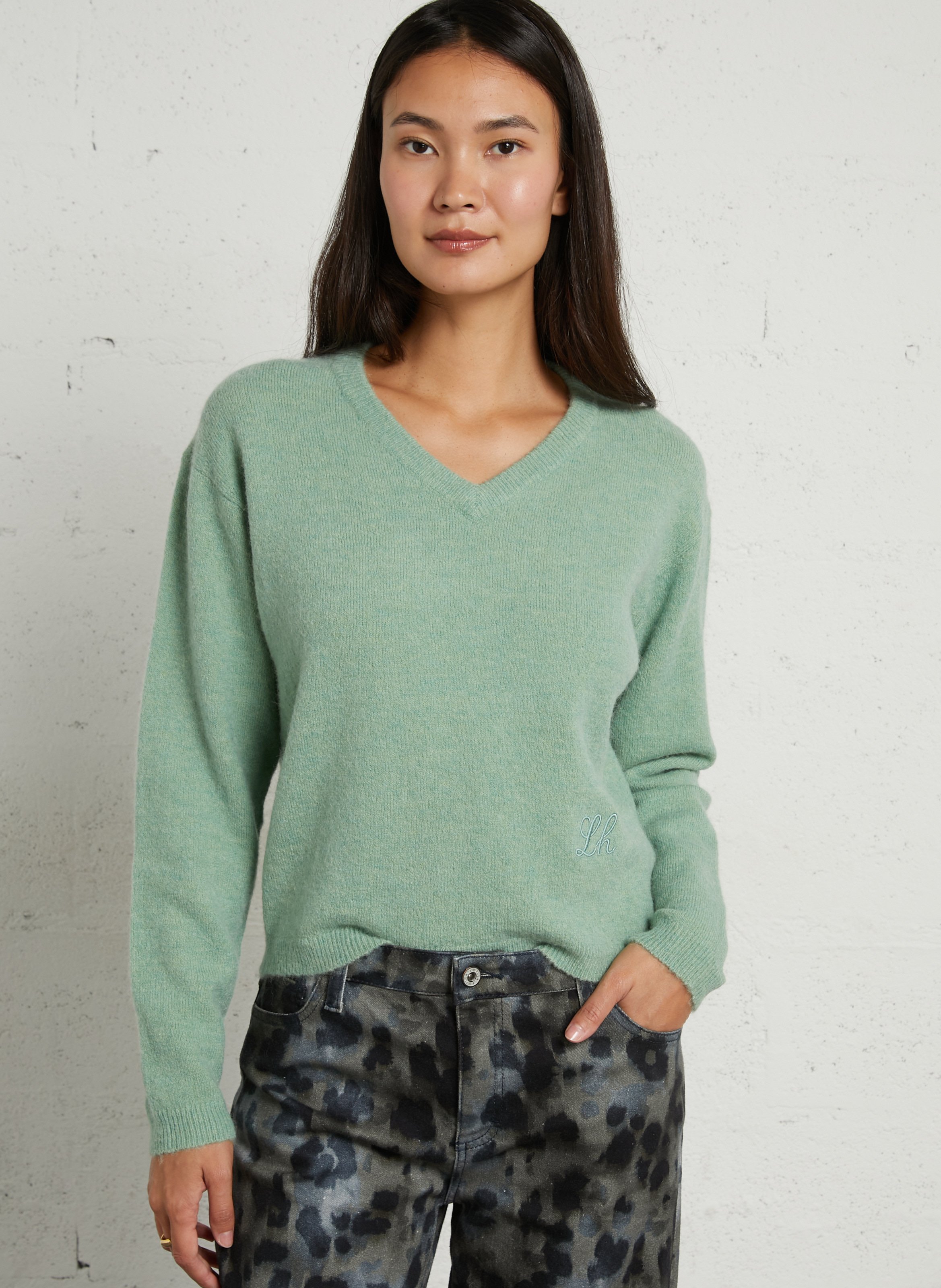 Kurzer Pullover mit V-Ausschnitt und gesticktem Logo. LEON & HARPER