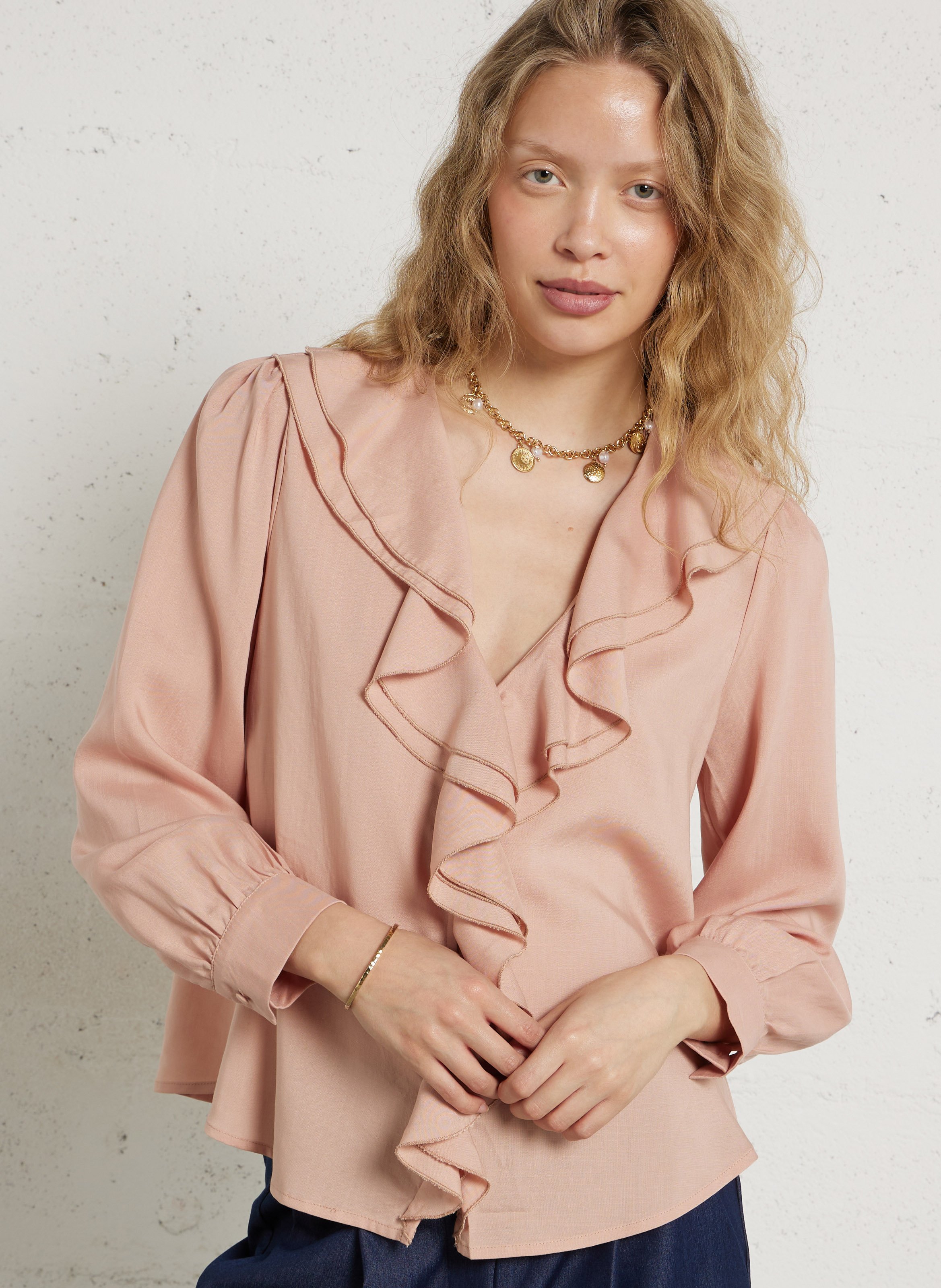 Ruime blouse met V-hals en volants LA PETITE ETOILE Roze