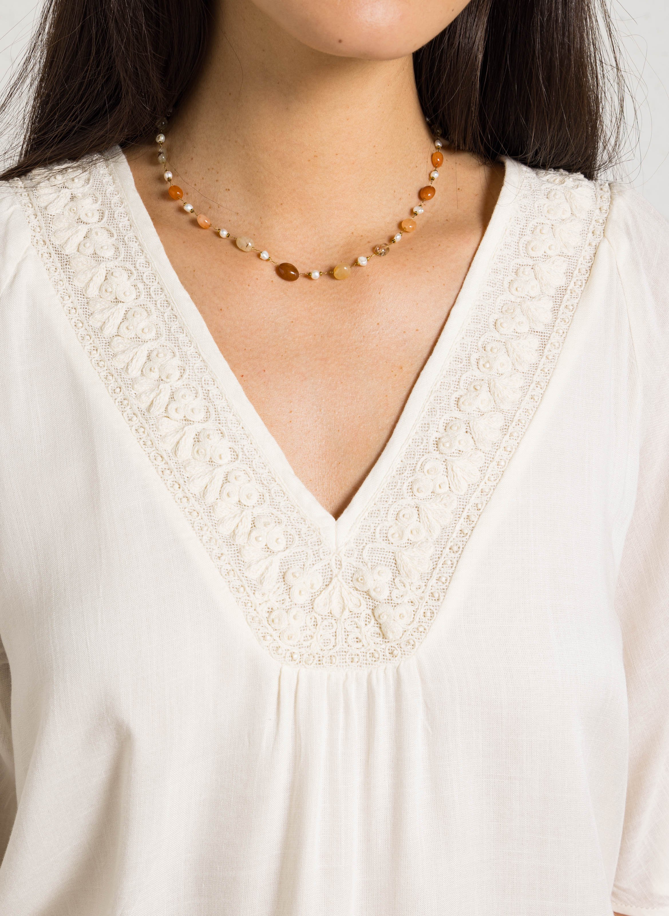 Shirt met V-hals en geborduurde details. MAISON 123 Beige