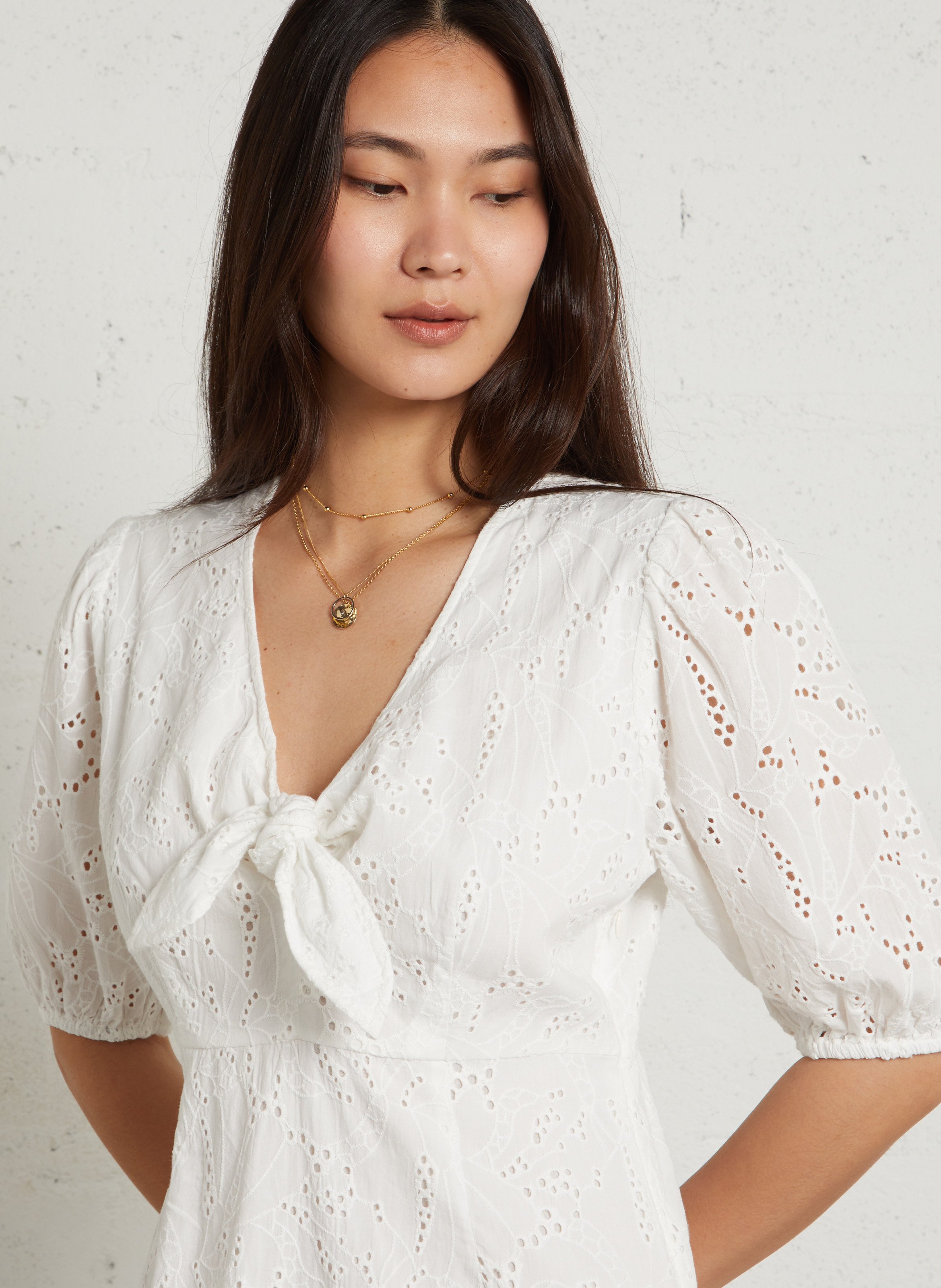 Midi jurk met V-hals en borduurwerk MAISON 123 Wit